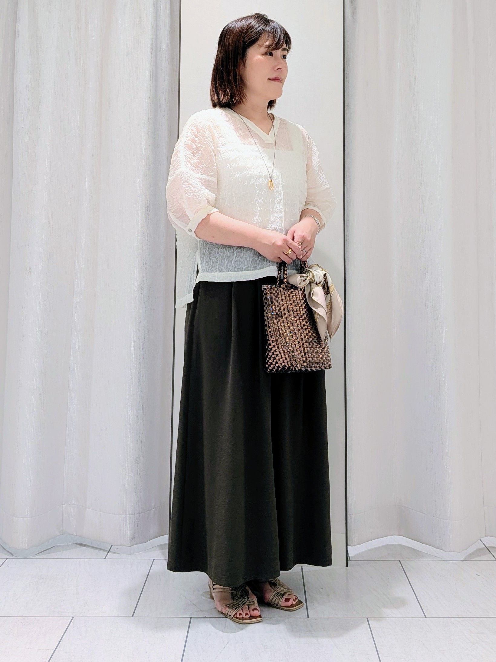 Onumaさんの「UNTITLED｜【洗える】シアーVネックブラウス」を使ったコーディネート