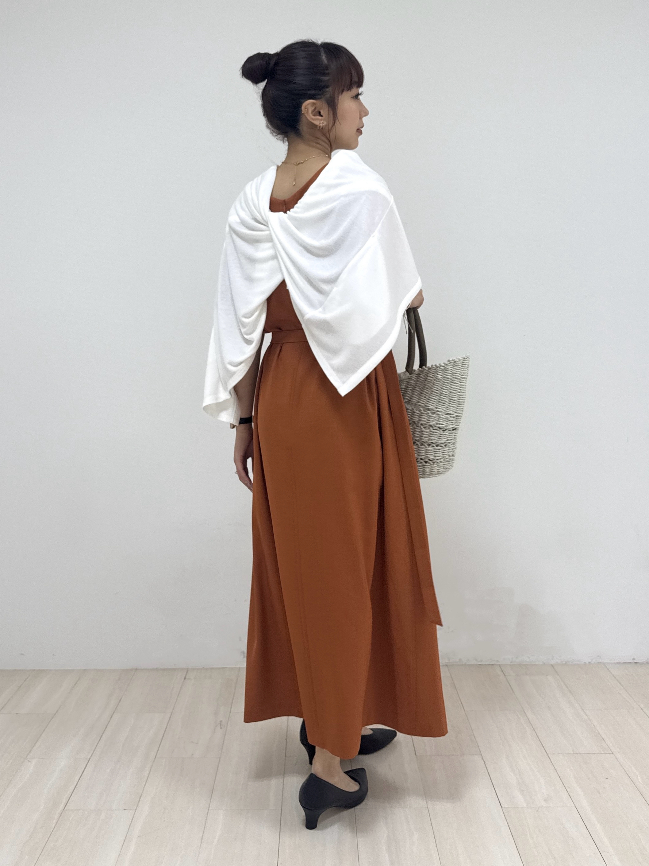 萩原 優里菜さんの「INDIVI｜【華奢見え】ベルト付きナローワンピース」を使ったコーディネート