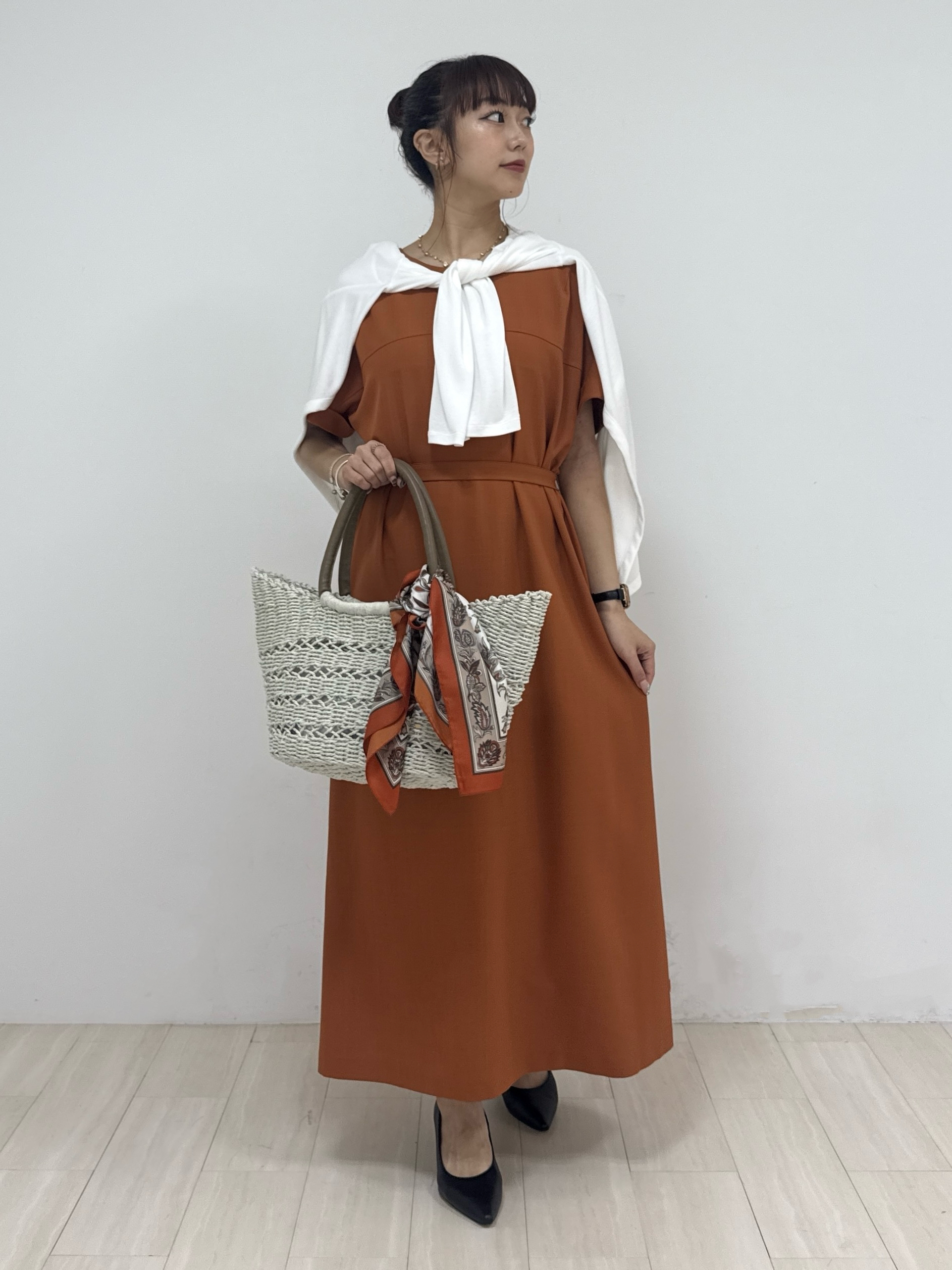 萩原 優里菜さんの「INDIVI｜【華奢見え】ベルト付きナローワンピース」を使ったコーディネート