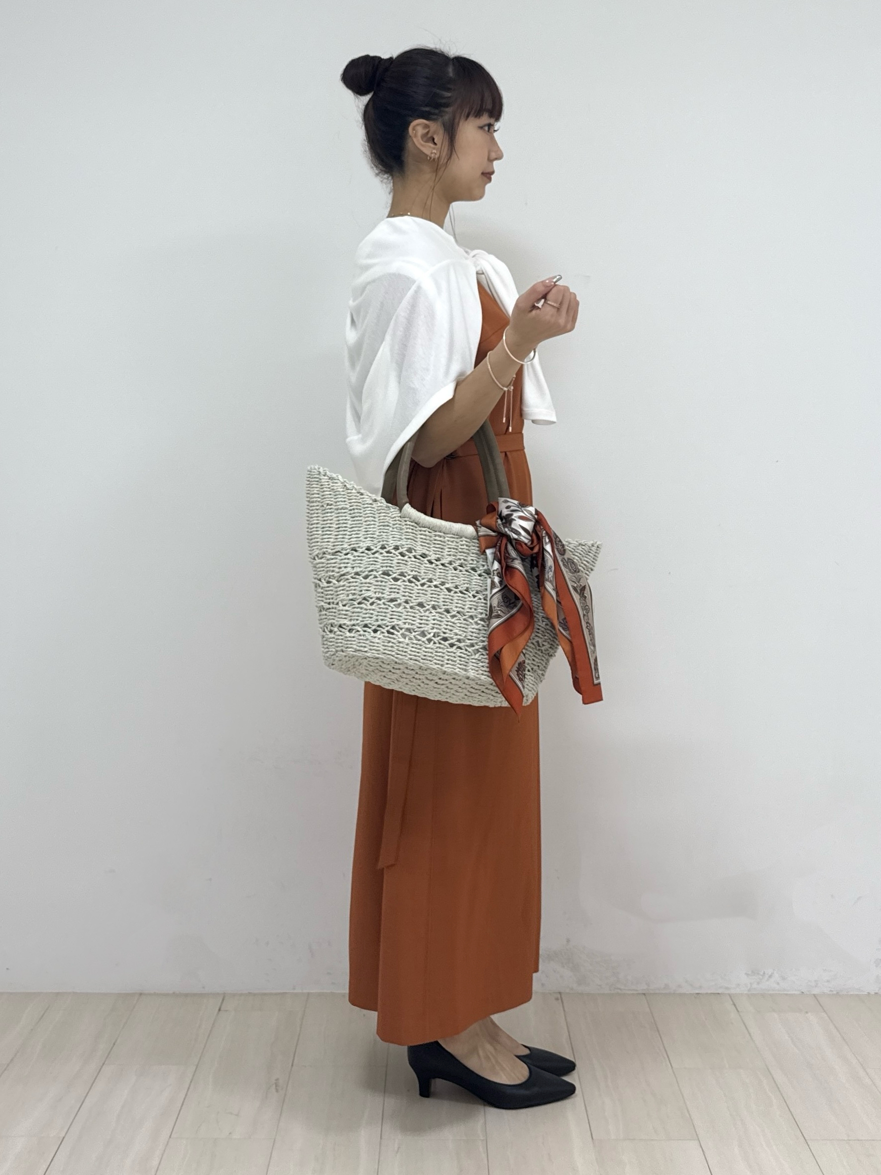 萩原 優里菜さんの「INDIVI｜【華奢見え】ベルト付きナローワンピース」を使ったコーディネート