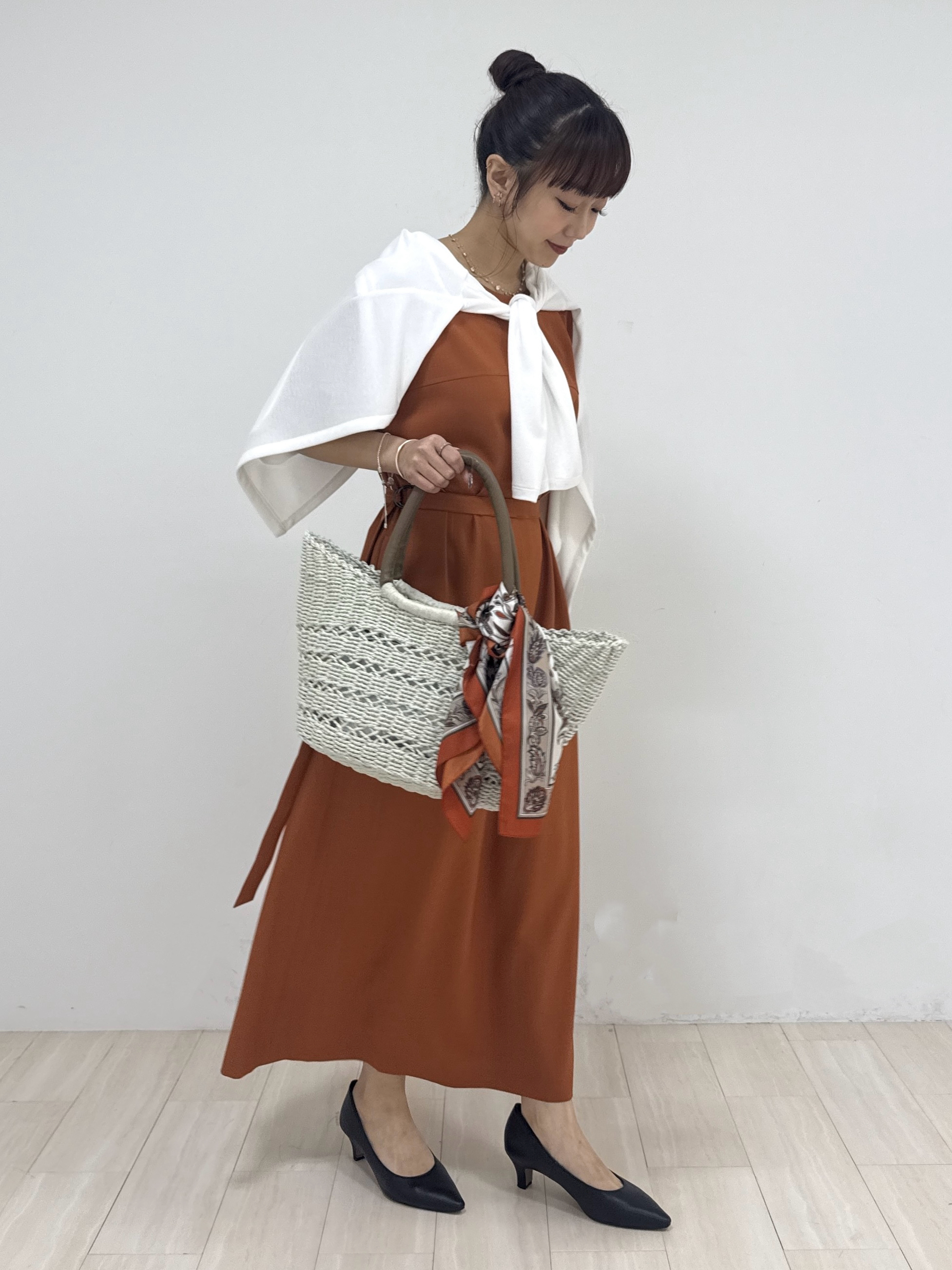 萩原 優里菜さんの「INDIVI｜【華奢見え】ベルト付きナローワンピース」を使ったコーディネート