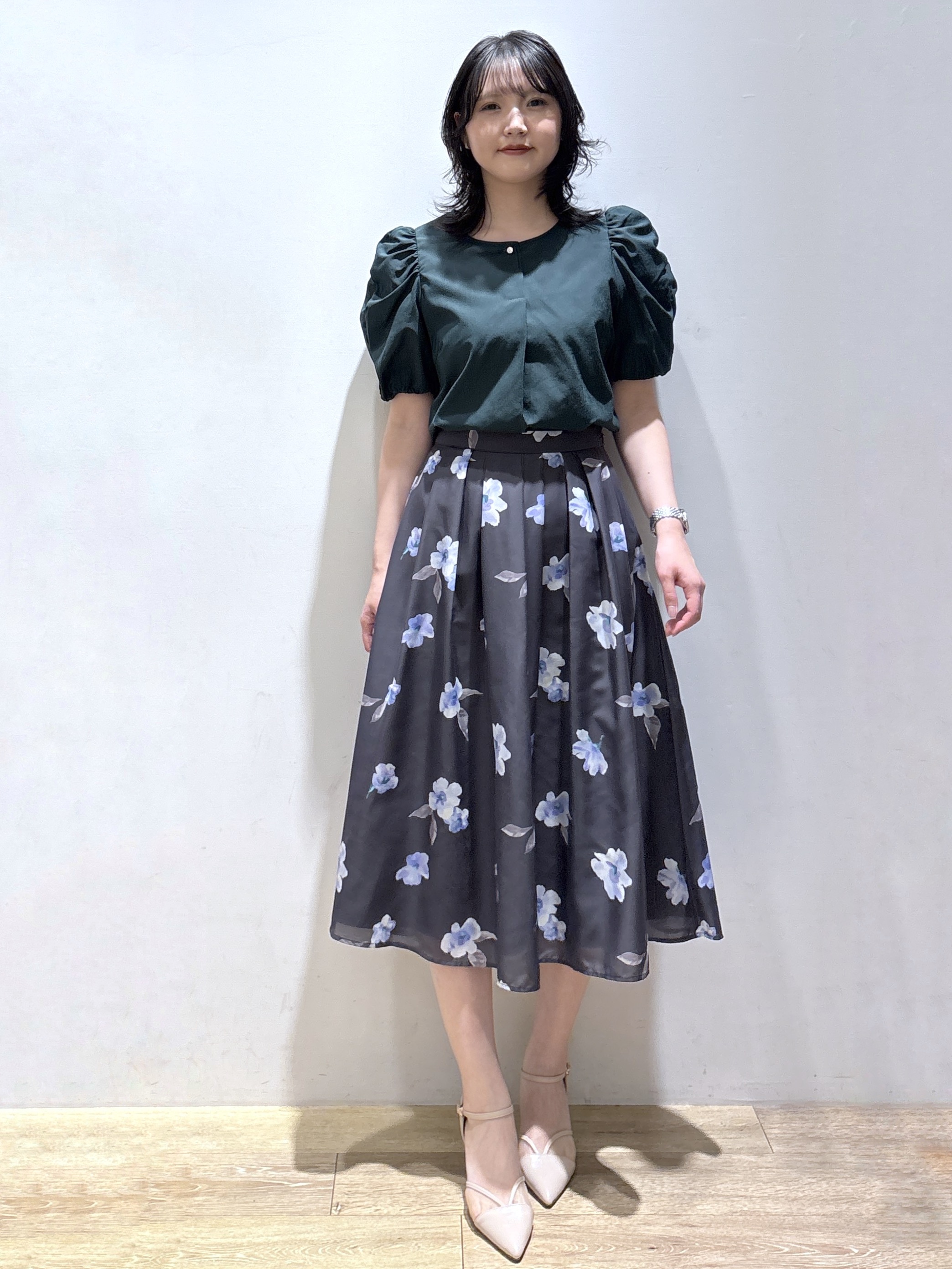 mizukiさんの「index｜【接触冷感／防シワ】シャーリングスリーブブラウス《洗濯機OK》」を使ったコーディネート