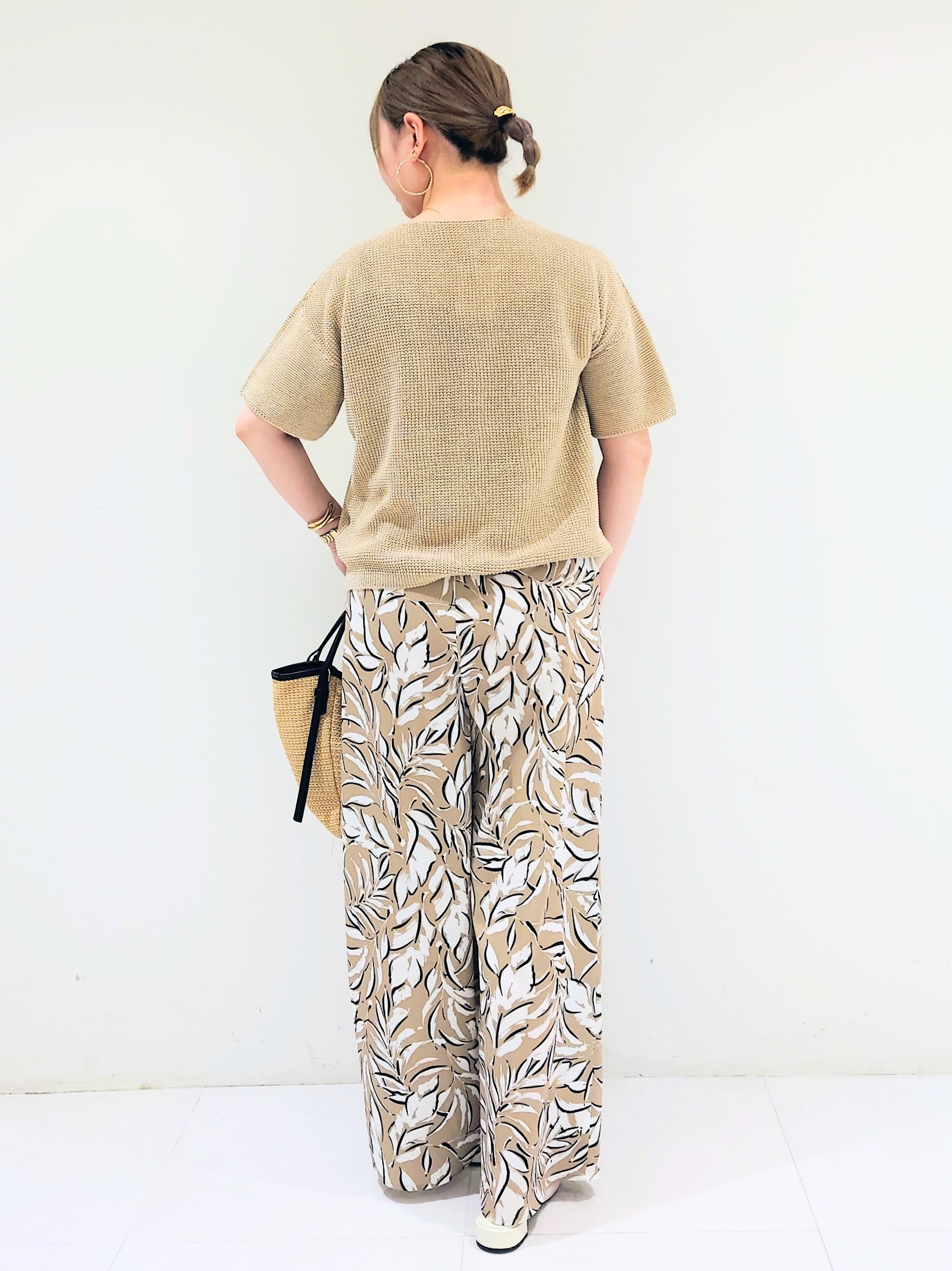 mitsuさんの「COUP DE CHANCE｜【手洗い可／日本製】リーフ柄ドロストパンツ」を使ったコーディネート