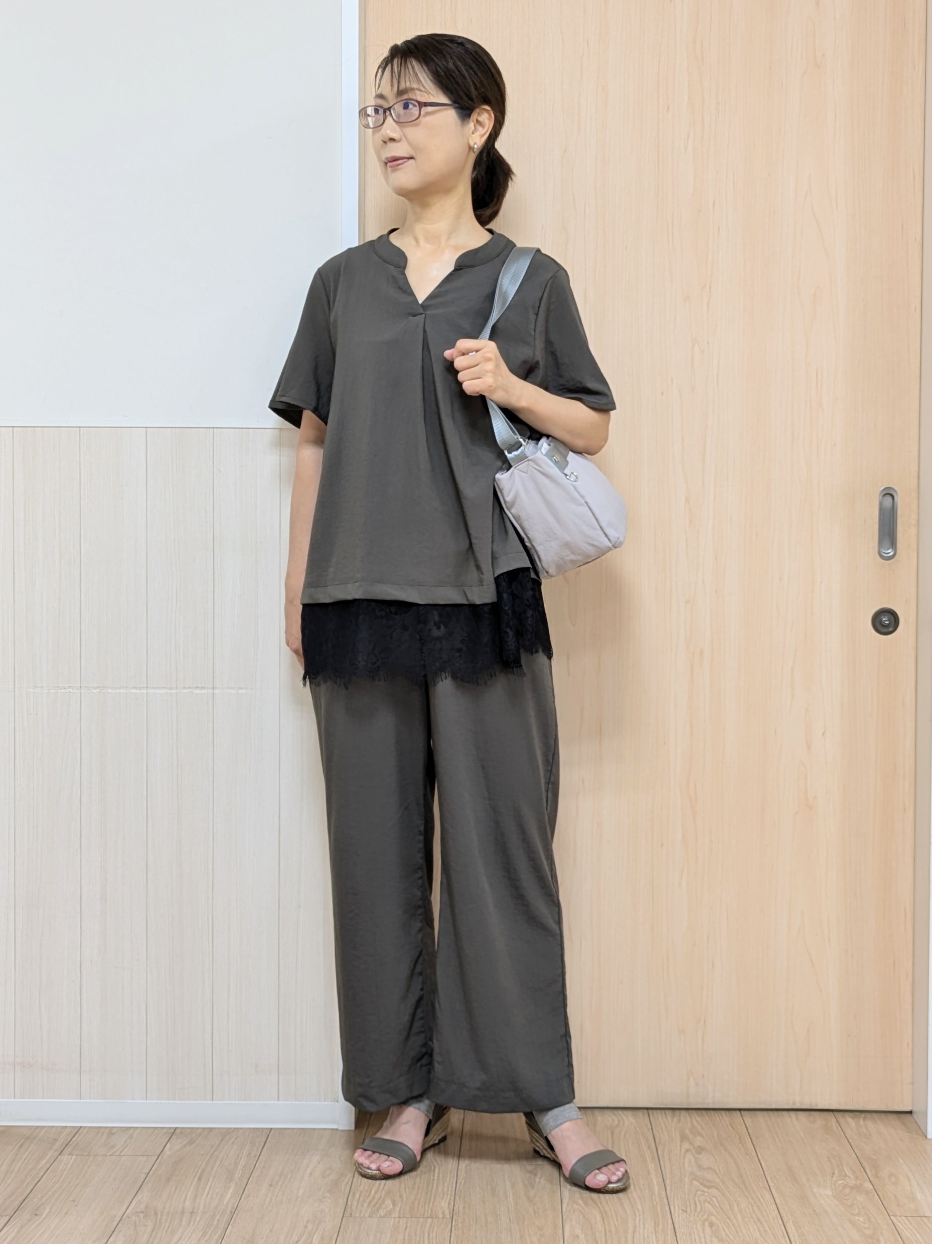 YuAさんの「SHOO･LA･RUE｜【S-LL/洗濯機可】軽凛(かろりん) 楽に着られて上品 裾レーススキッパーブラウス」を使ったコーディネート