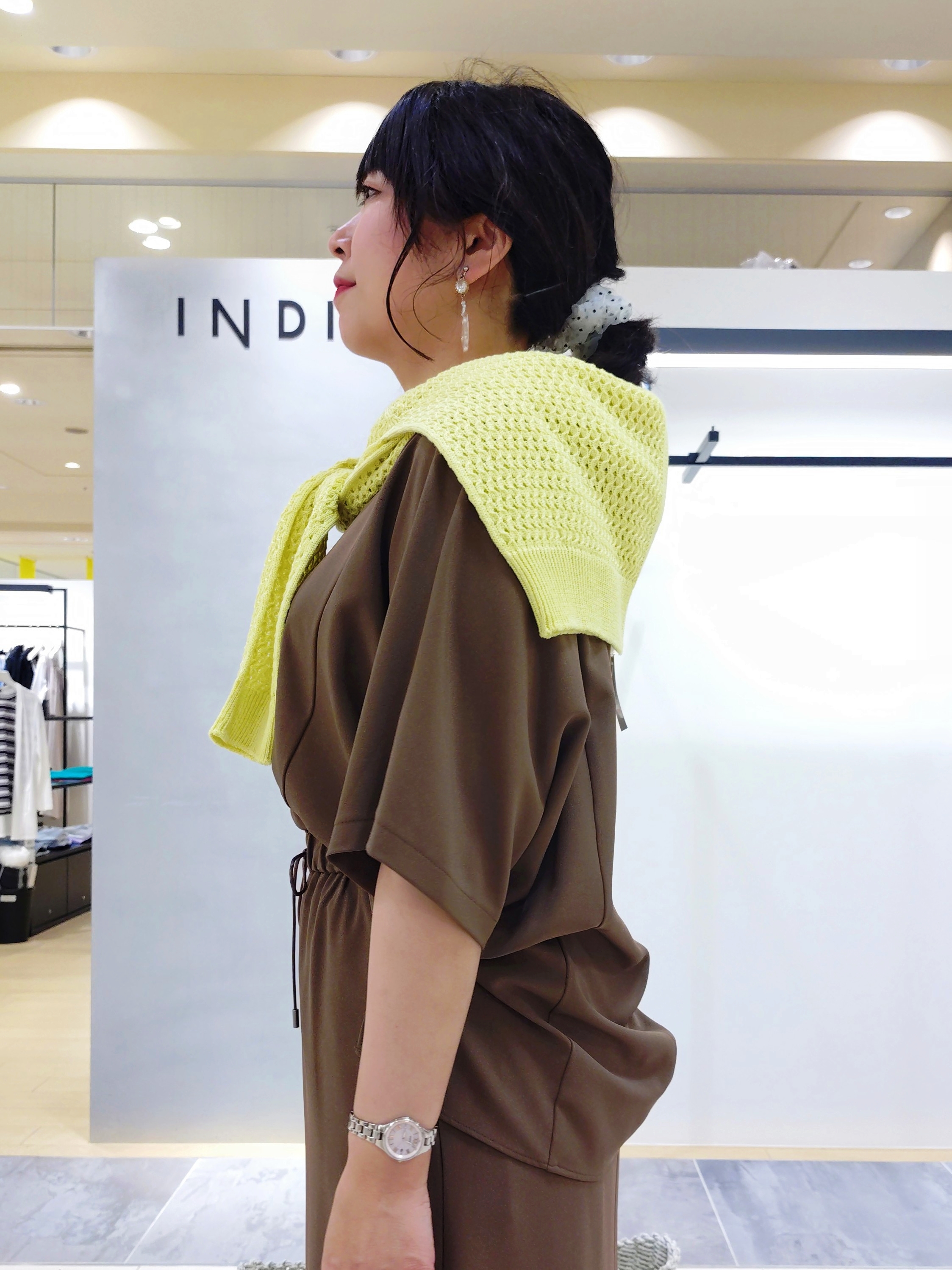 TOMOMIさんの「INDIVI｜【体型＆二の腕カバー/着る日傘】ドルマントップス」を使ったコーディネート