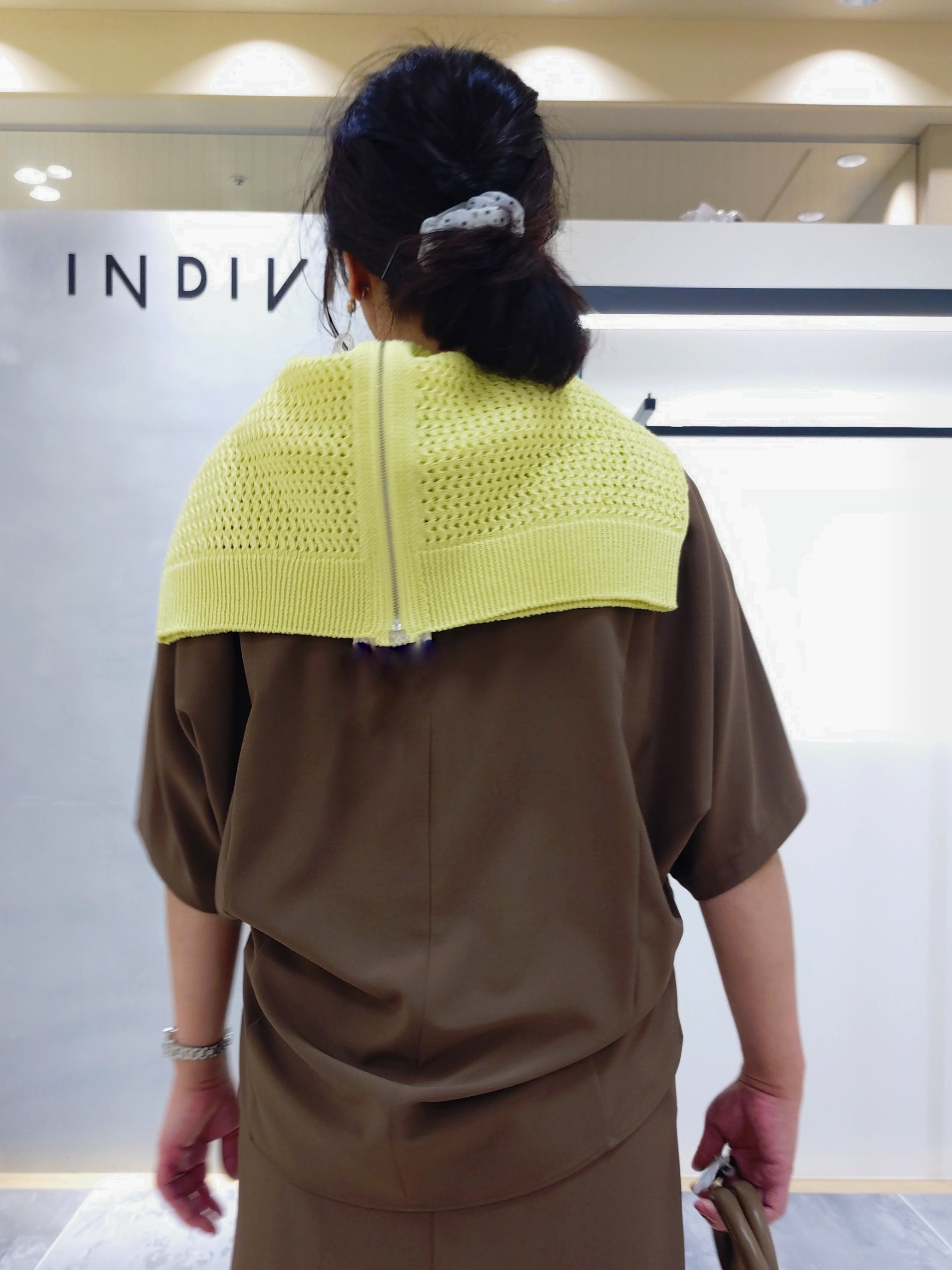 TOMOMIさんの「INDIVI｜【体型＆二の腕カバー/着る日傘】ドルマントップス」を使ったコーディネート