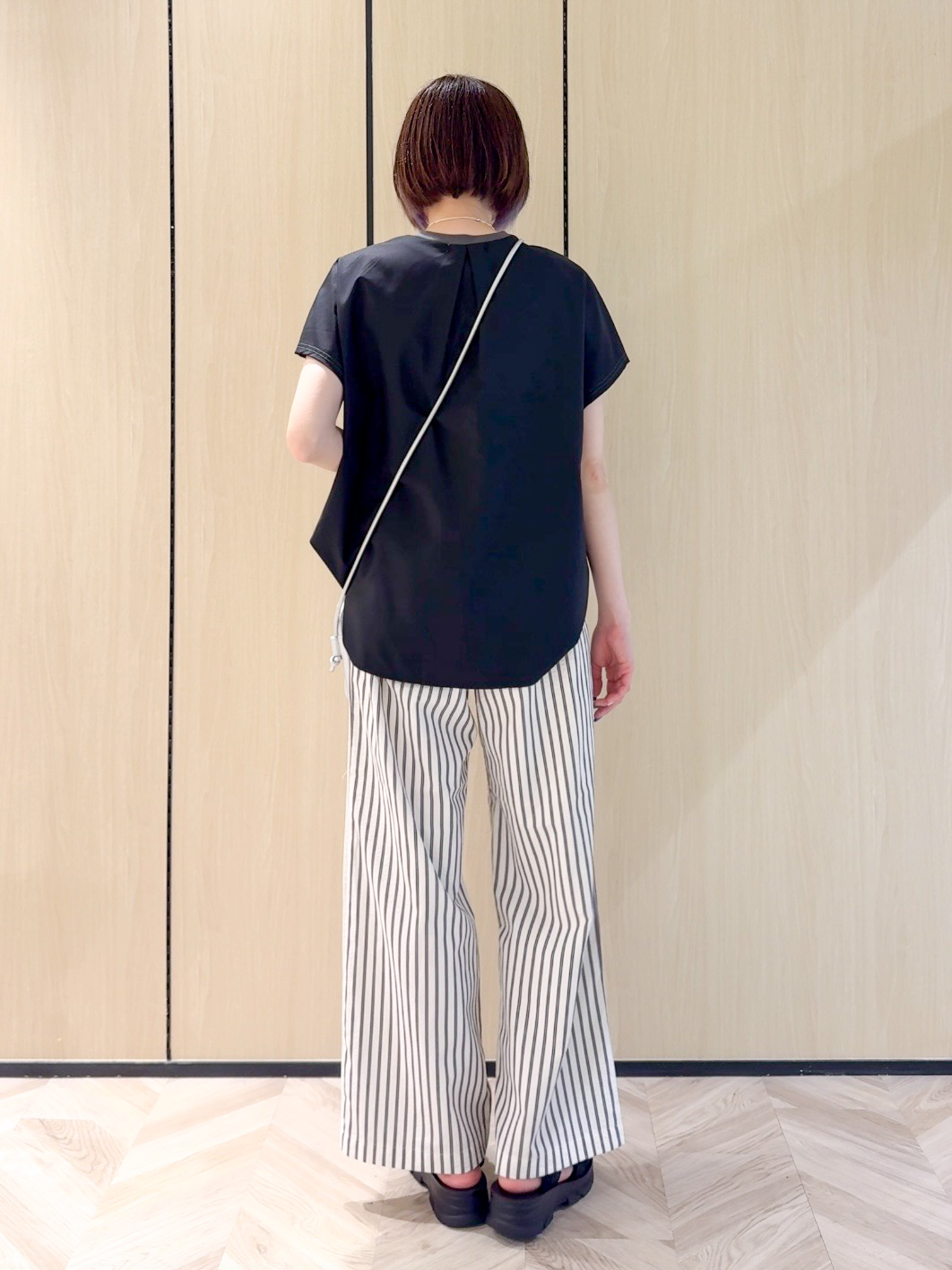 𝐜𝐡𝐢𝐤𝐚さんの「SHOO･LA･RUE｜【体型カバー/S-LL】インせず着られる 前後素材切替Tシャツ」を使ったコーディネート