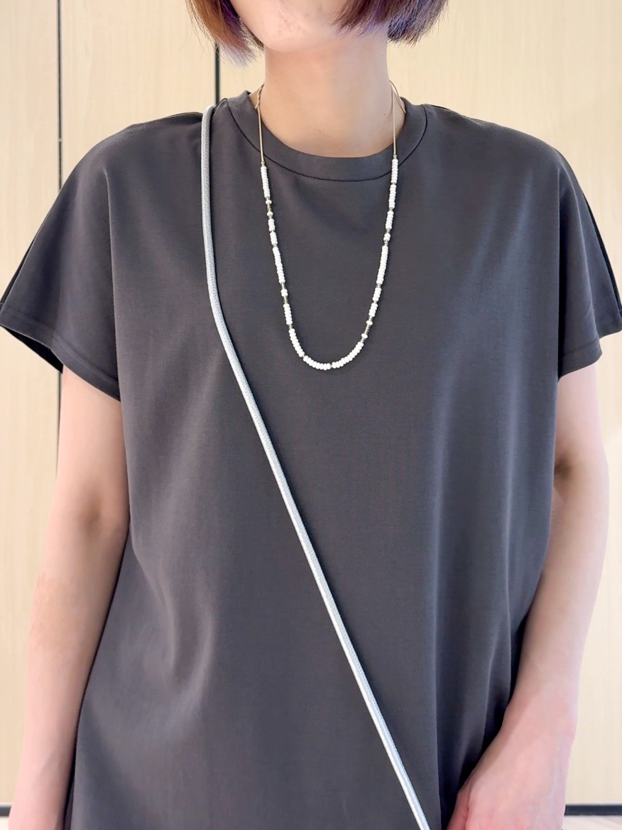 𝐜𝐡𝐢𝐤𝐚さんの「SHOO･LA･RUE｜【体型カバー/S-LL】インせず着られる 前後素材切替Tシャツ」を使ったコーディネート
