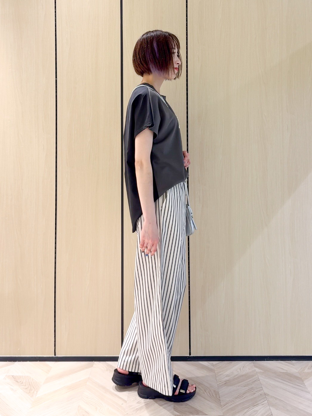 𝐜𝐡𝐢𝐤𝐚さんの「SHOO･LA･RUE｜【体型カバー/S-LL】インせず着られる 前後素材切替Tシャツ」を使ったコーディネート