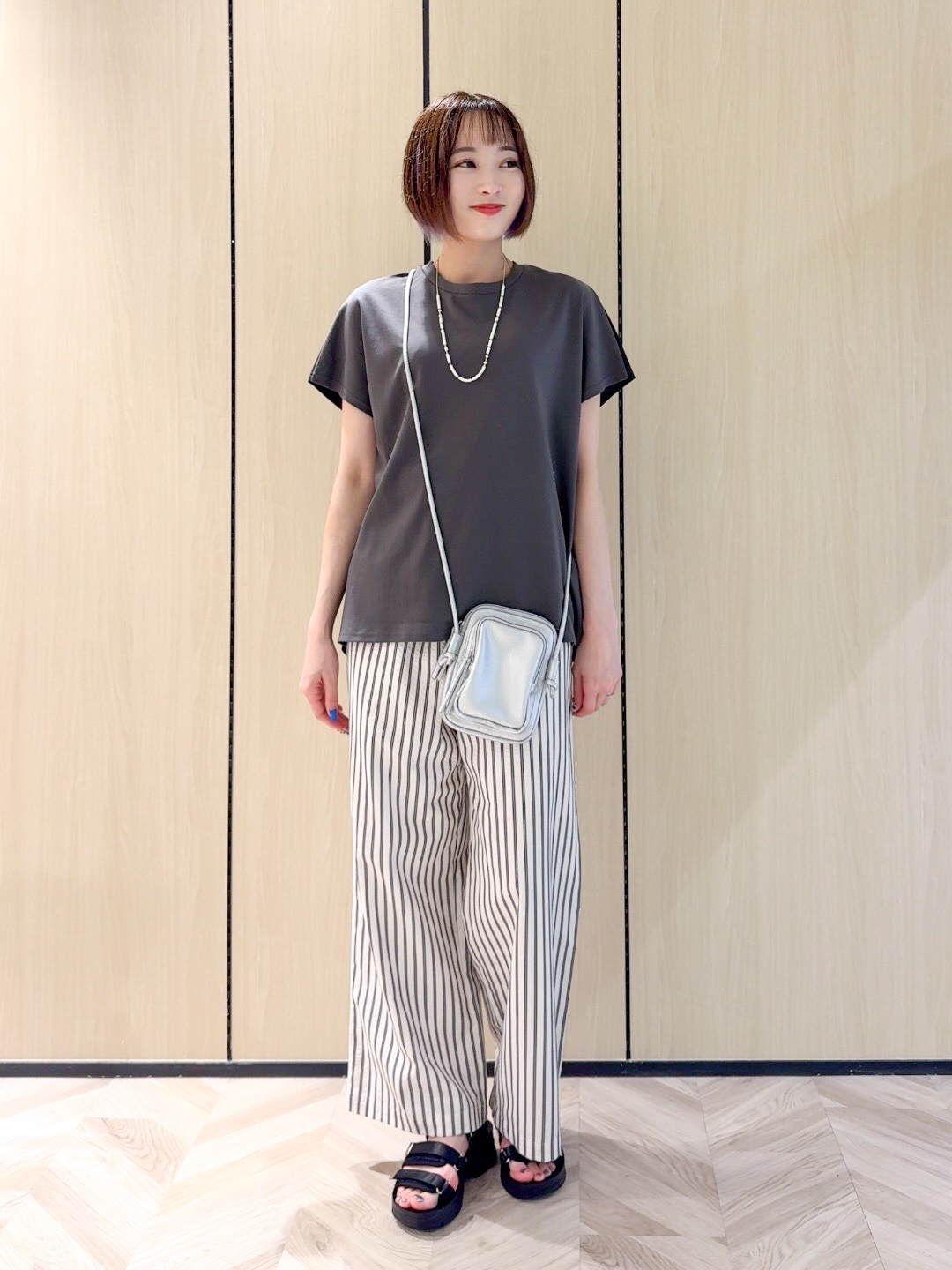 𝐜𝐡𝐢𝐤𝐚さんの「SHOO･LA･RUE｜【体型カバー/S-LL】インせず着られる 前後素材切替Tシャツ」を使ったコーディネート