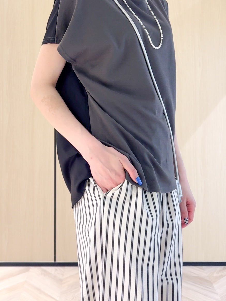 𝐜𝐡𝐢𝐤𝐚さんの「SHOO･LA･RUE｜【体型カバー/S-LL】インせず着られる 前後素材切替Tシャツ」を使ったコーディネート