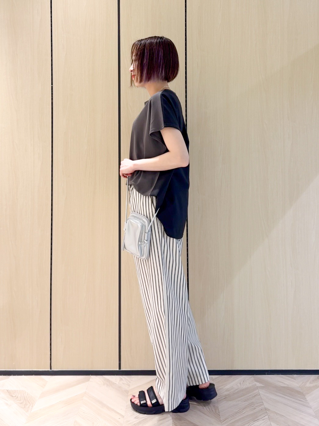 𝐜𝐡𝐢𝐤𝐚さんの「SHOO･LA･RUE｜【体型カバー/S-LL】インせず着られる 前後素材切替Tシャツ」を使ったコーディネート