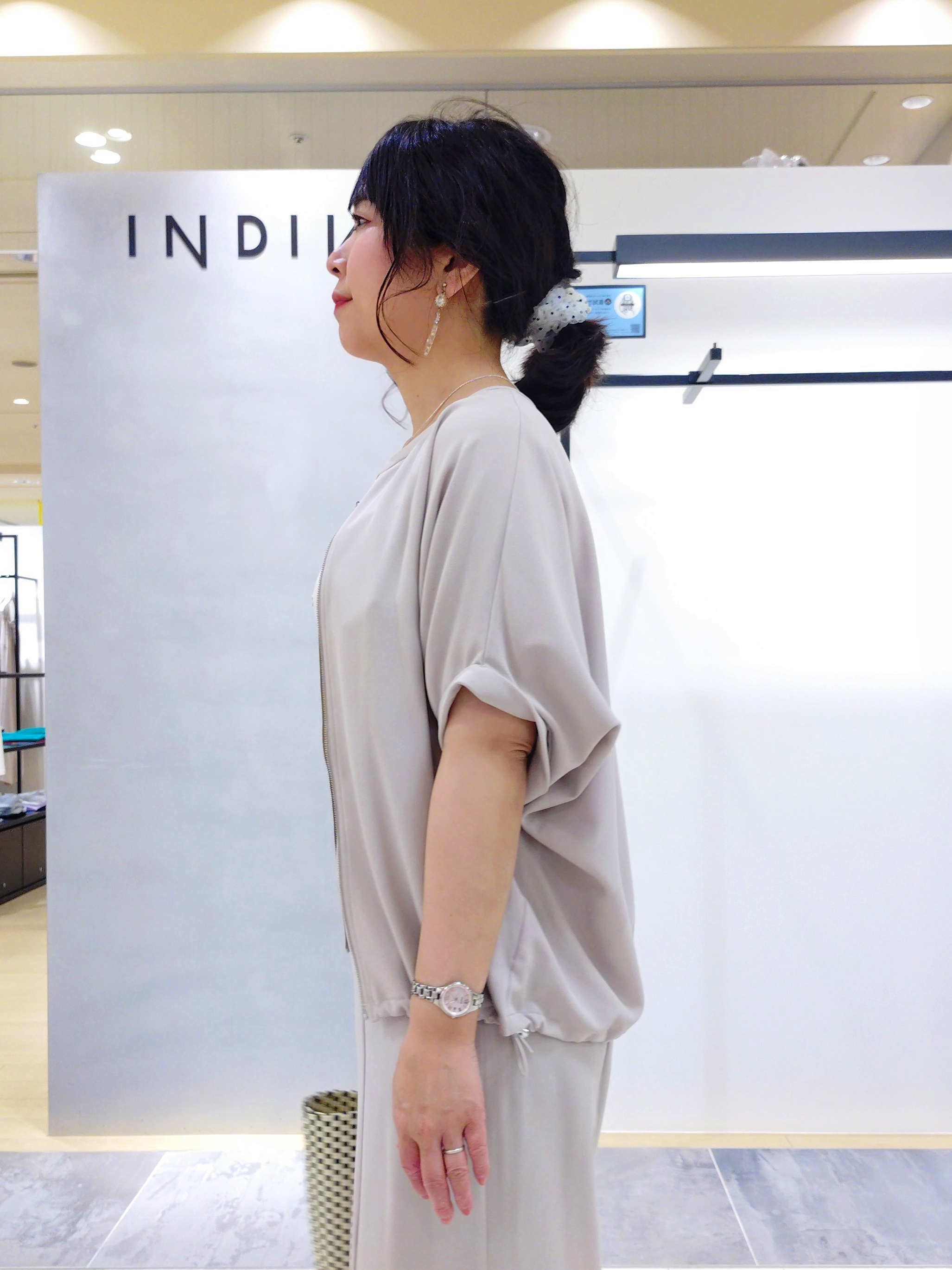 TOMOMIさんの「INDIVI｜【秋羽織り/着る日傘】ドルマンフォルムブルゾン」を使ったコーディネート
