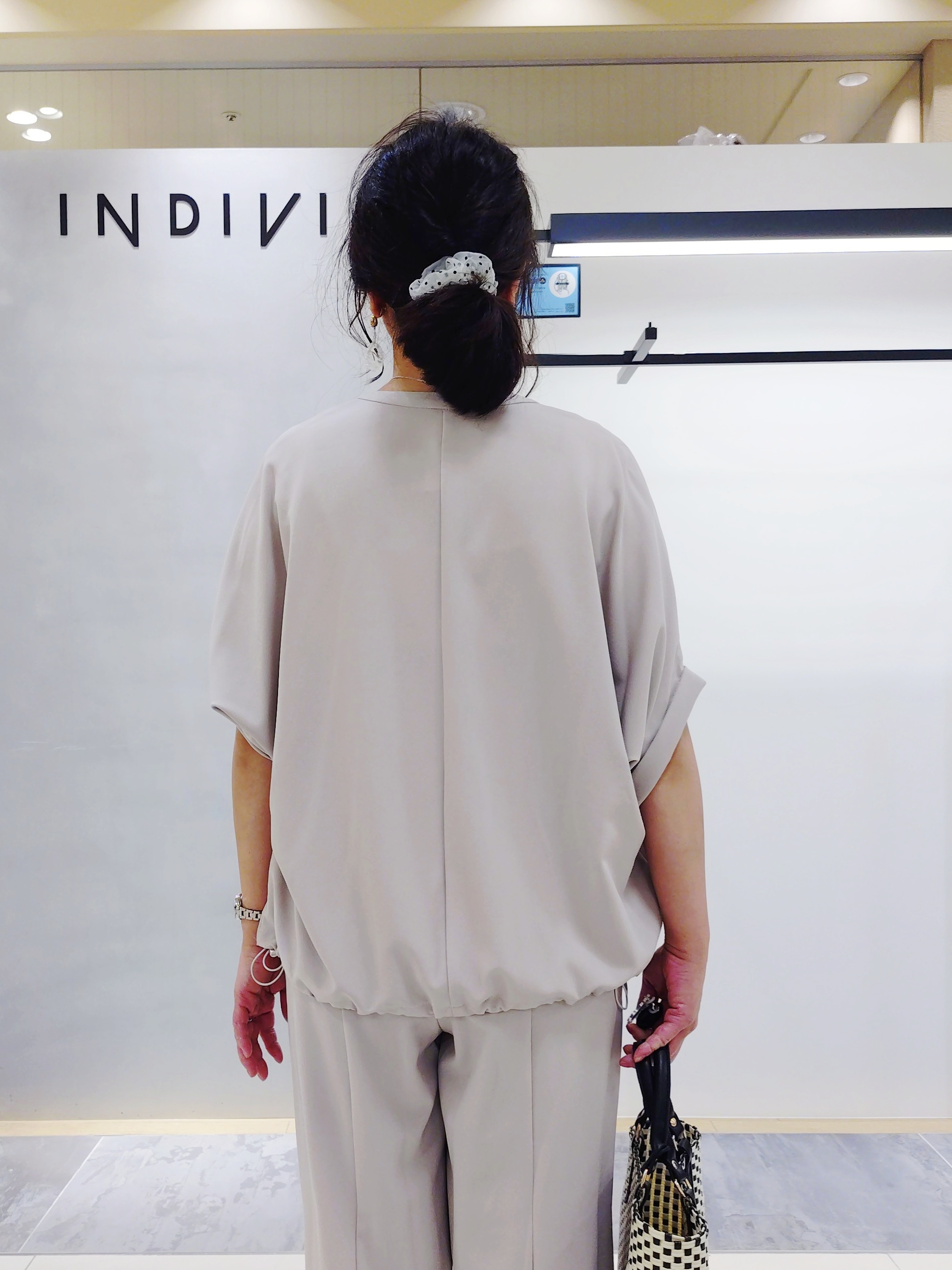 TOMOMIさんの「INDIVI｜【秋羽織り/着る日傘】ドルマンフォルムブルゾン」を使ったコーディネート