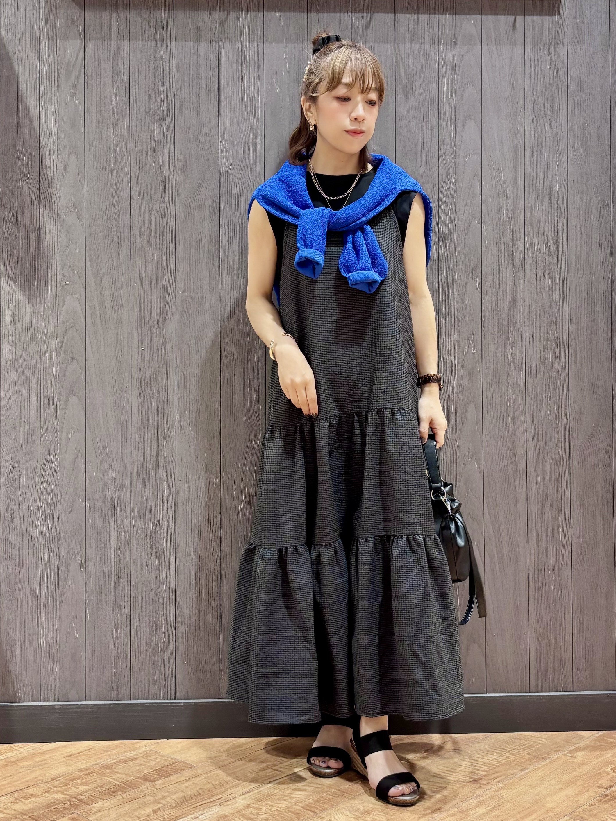 meiさんの「SHOO･LA･RUE｜【UVカット/接触冷感】上品に涼し気 とろみタックノースリーブトップス」を使ったコーディネート