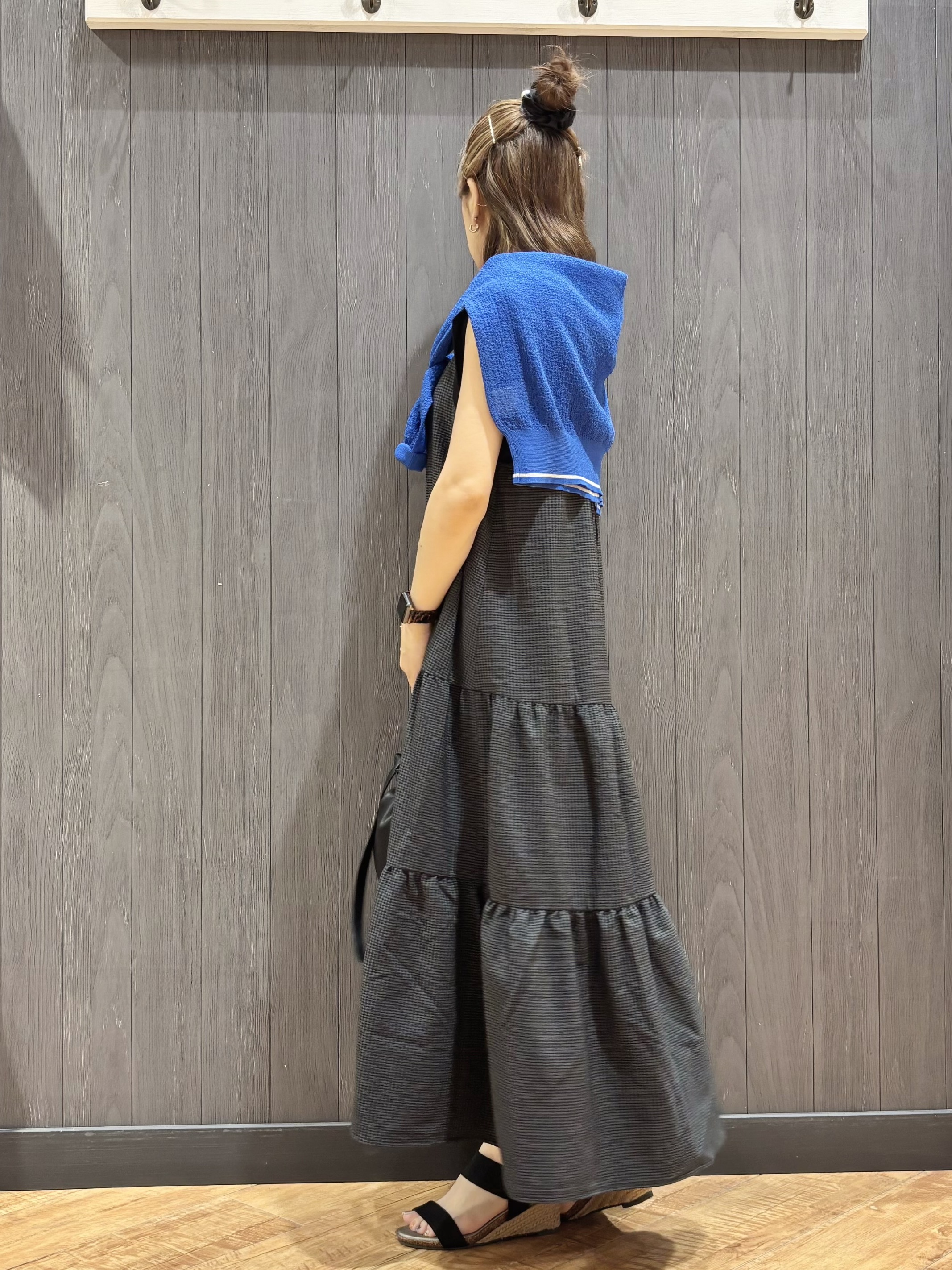 meiさんの「SHOO･LA･RUE｜【UVカット/接触冷感】上品に涼し気 とろみタックノースリーブトップス」を使ったコーディネート