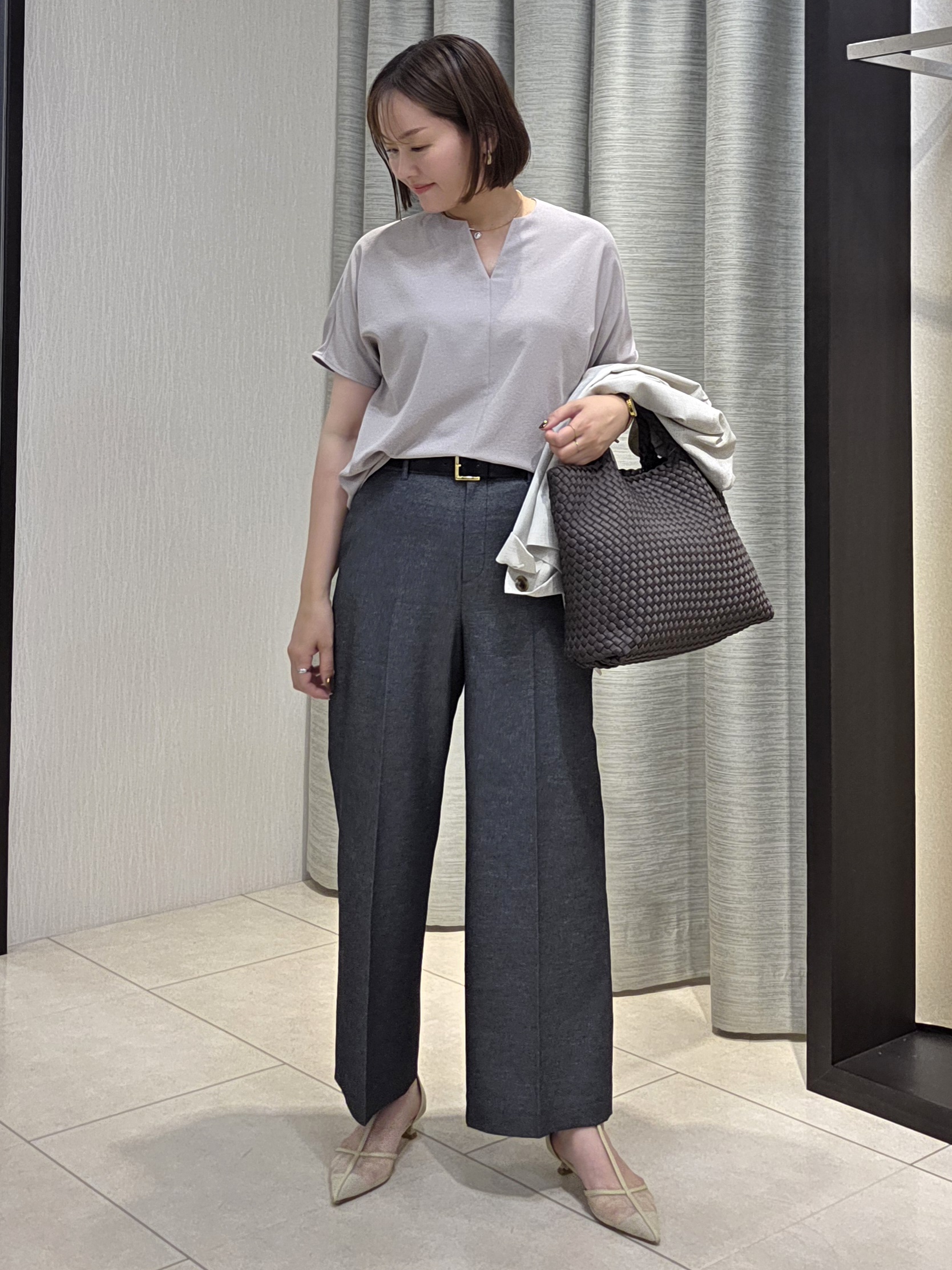 naokoさんの「UNTITLED｜【UV/接触冷感/セットアップ可】リラクシーキーVネックブラウス」を使ったコーディネート