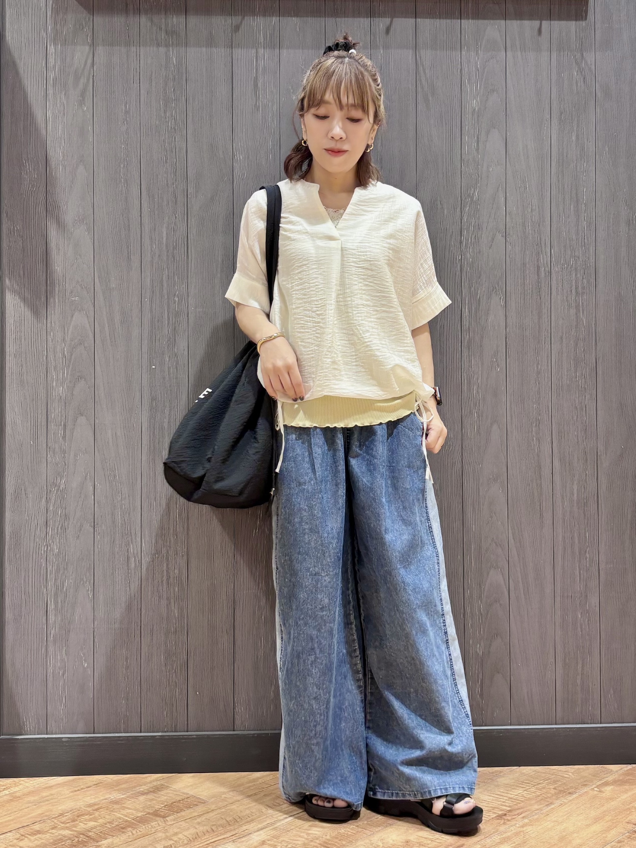 meiさんの「SHOO･LA･RUE｜【高レビュー/体型カバー】インせず着られる スキッパー裾リボンブラウス」を使ったコーディネート