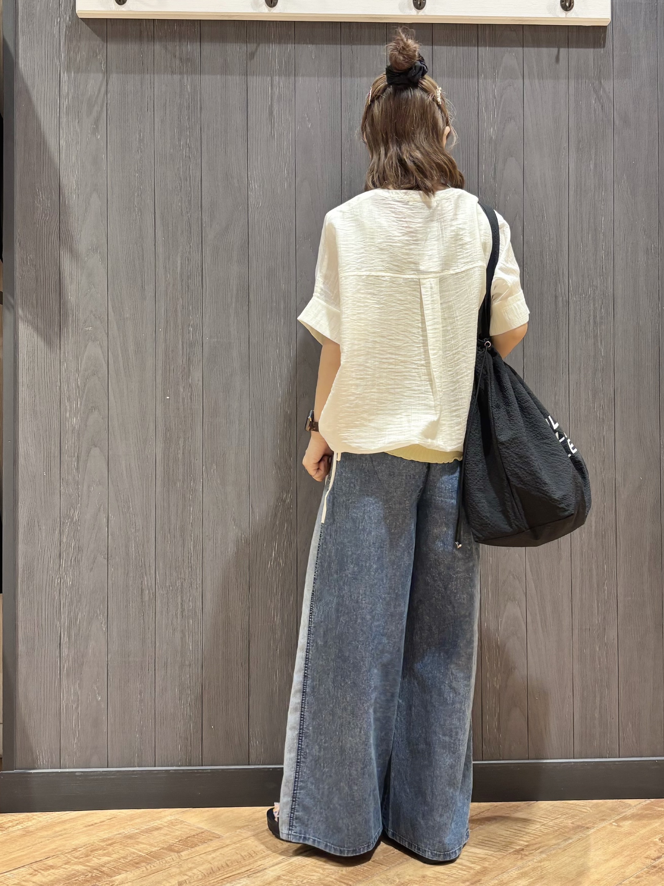 meiさんの「SHOO･LA･RUE｜【高レビュー/体型カバー】インせず着られる スキッパー裾リボンブラウス」を使ったコーディネート