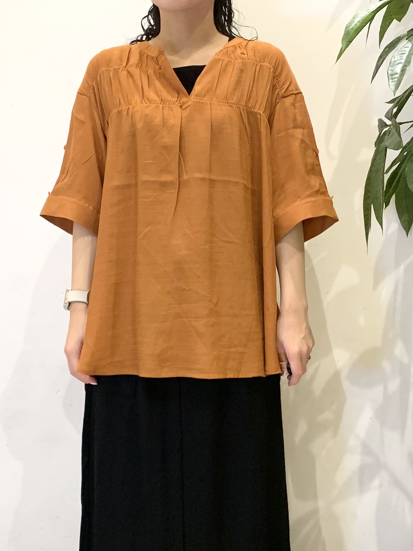 ちゃろさんの「SHOO･LA･RUE｜【UV/洗濯機可】お袖の長さが調整出来る シャーリングスキッパーブラウス」を使ったコーディネート