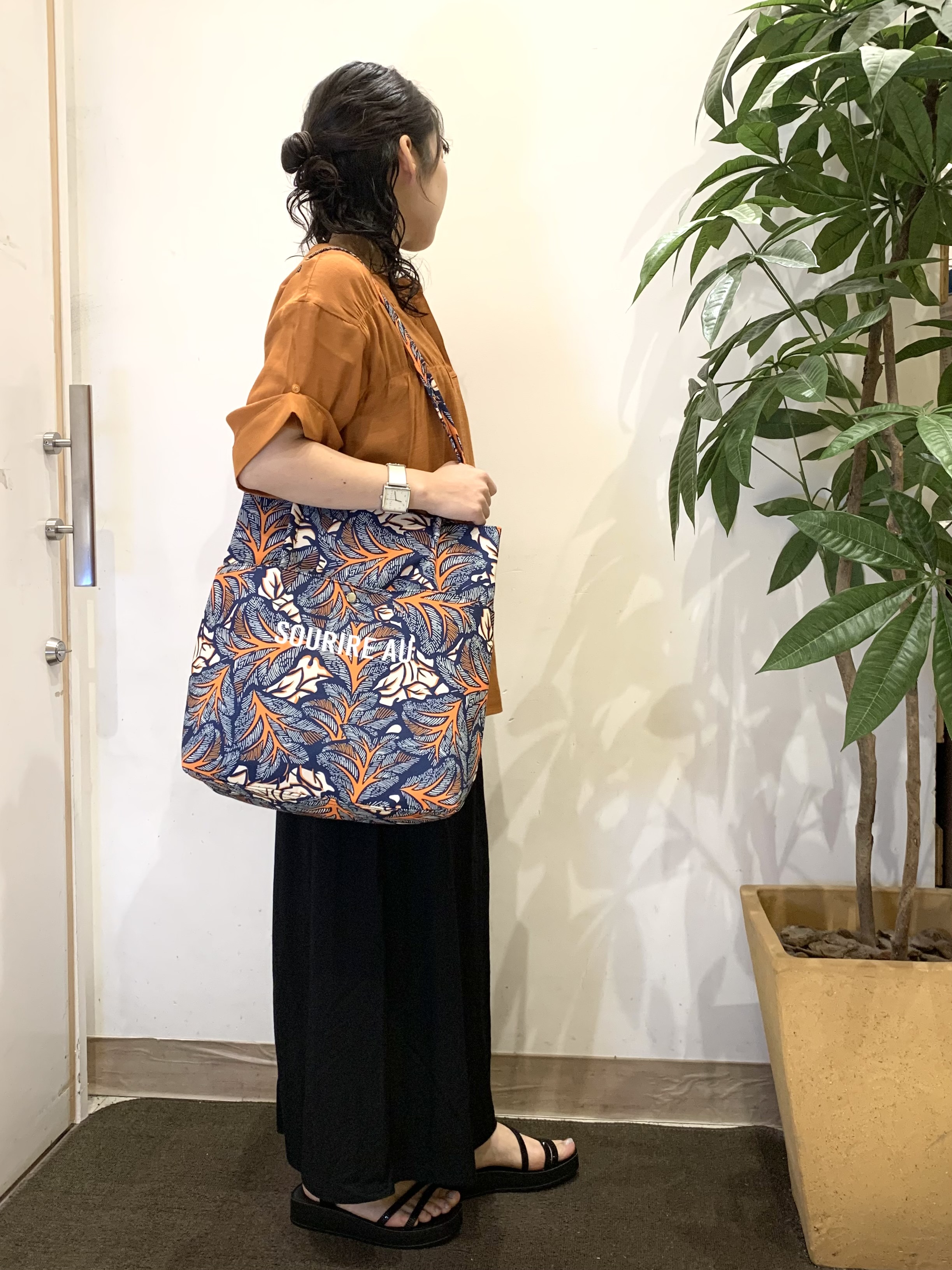 ちゃろさんの「SHOO･LA･RUE｜【UV/洗濯機可】お袖の長さが調整出来る シャーリングスキッパーブラウス」を使ったコーディネート