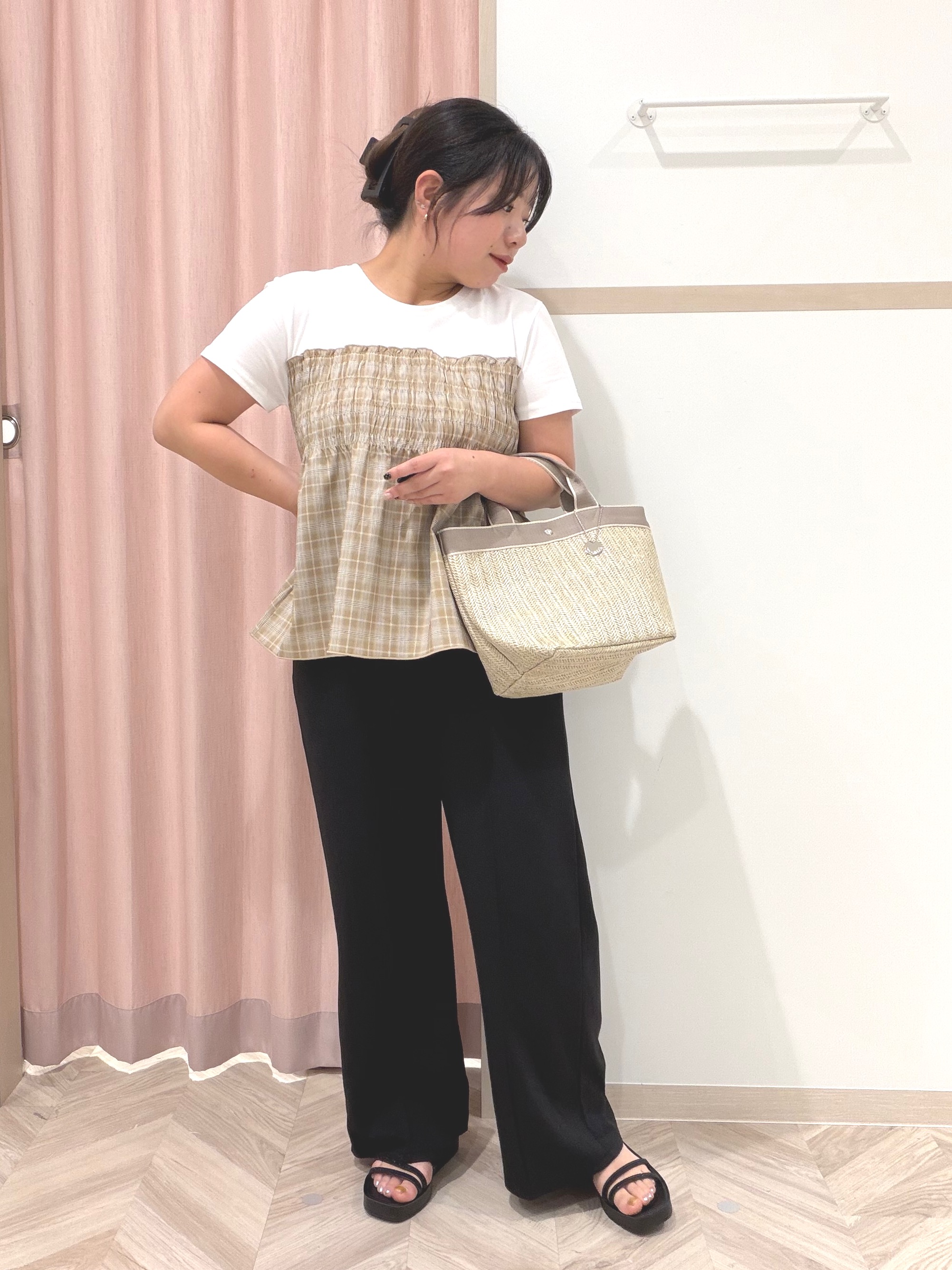 まちゃんなちゃんさんの「SHOO･LA･RUE｜【S-LL/洗濯機可/体型カバー】インせずサマ見え ビスチェ風異素材ドッキングTシャツ」を使ったコーディネート