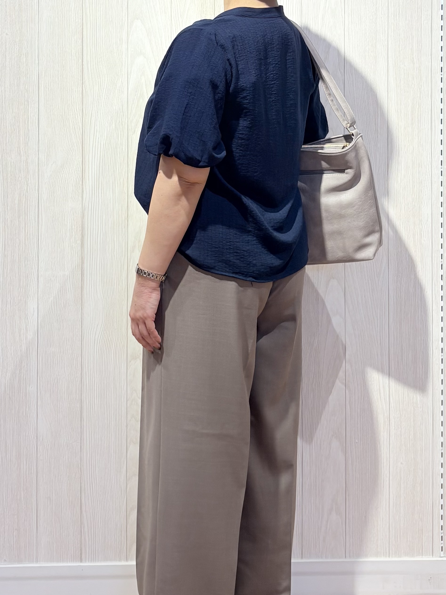 砂糖さんの「SHOO･LA･RUE｜【洗濯機可】バルーンスリーブで二の腕カバー キーネック5分袖ブラウス」を使ったコーディネート