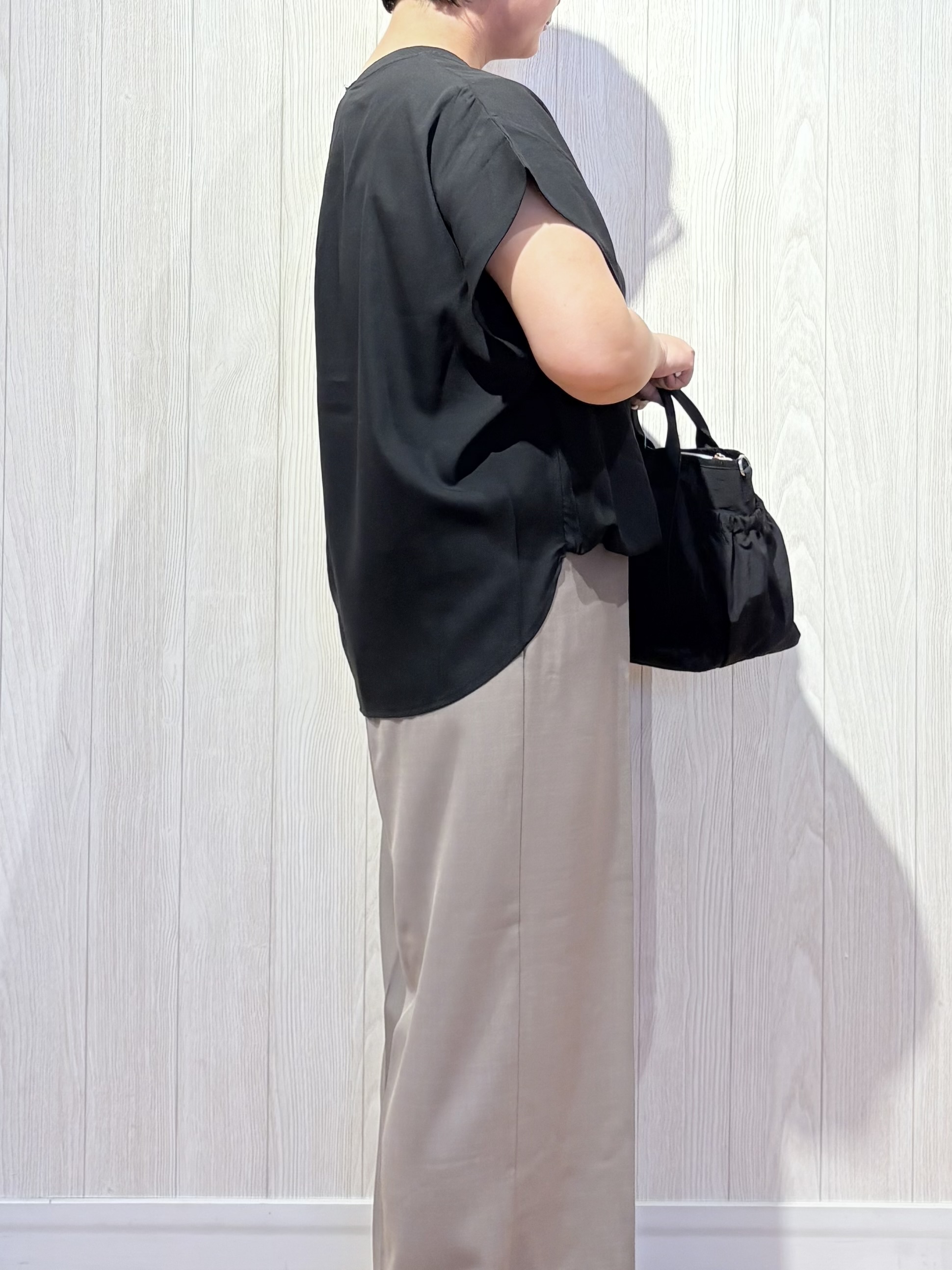 砂糖さんの「SHOO･LA･RUE｜【洗濯機可/体型カバー】インしてる風 ふんわり裾バルーントップス」を使ったコーディネート