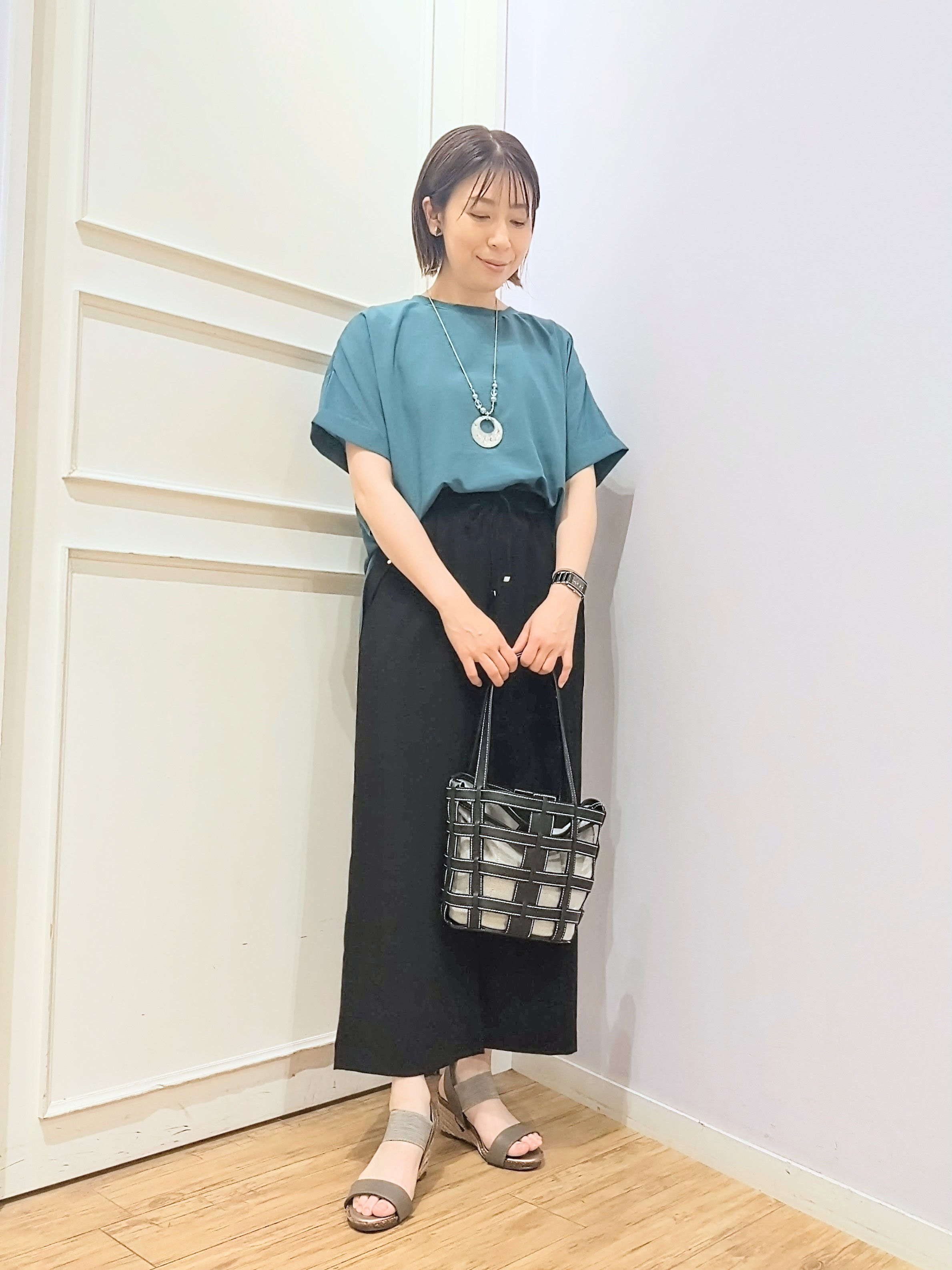 miomioさんの「SHOO･LA･RUE｜【着丈選べる/体型カバー】洗濯後しわになりにくい さらっと快適ドルマントップス」を使ったコーディネート