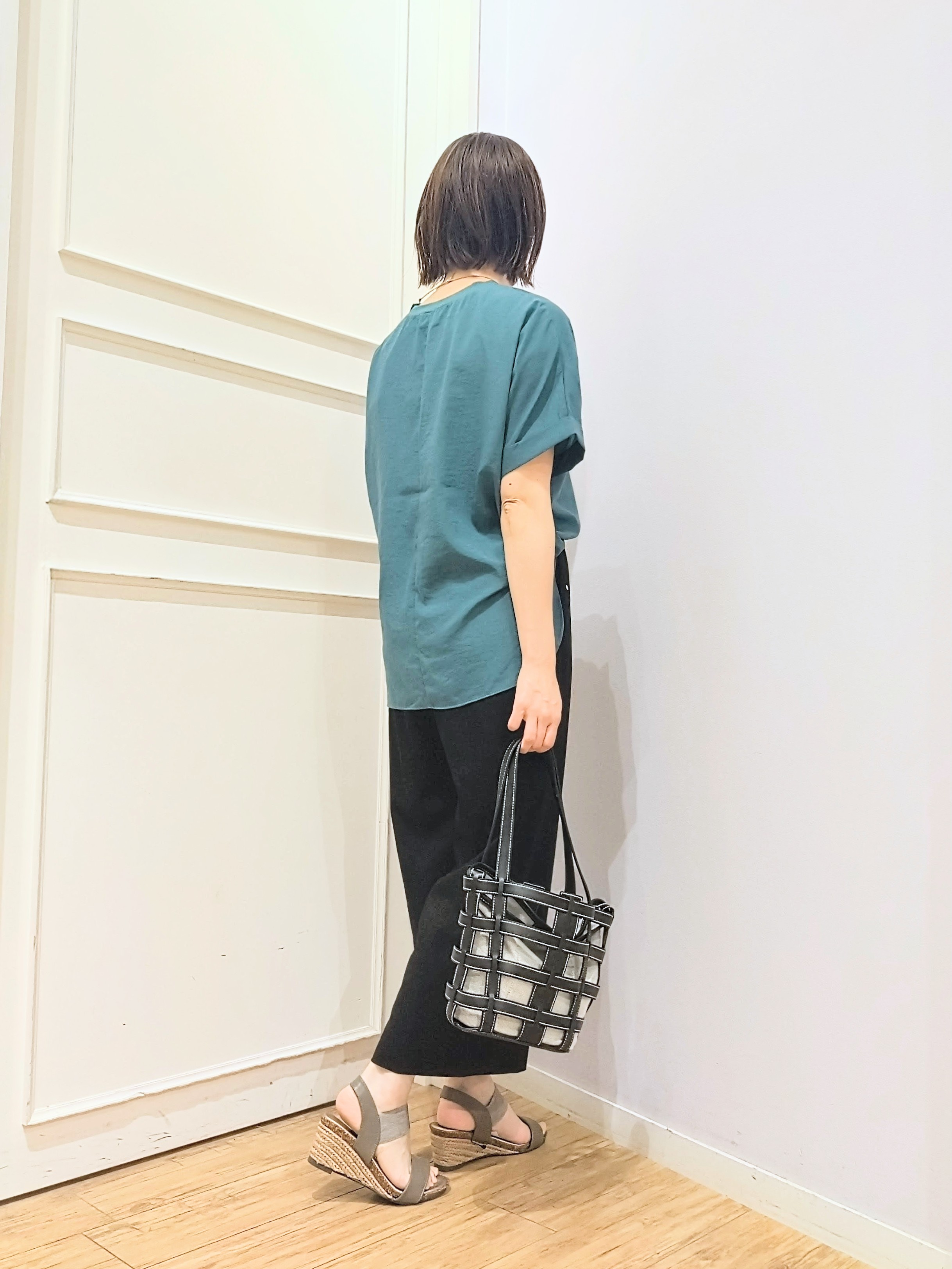 miomioさんの「SHOO･LA･RUE｜【着丈選べる/体型カバー】洗濯後しわになりにくい さらっと快適ドルマントップス」を使ったコーディネート