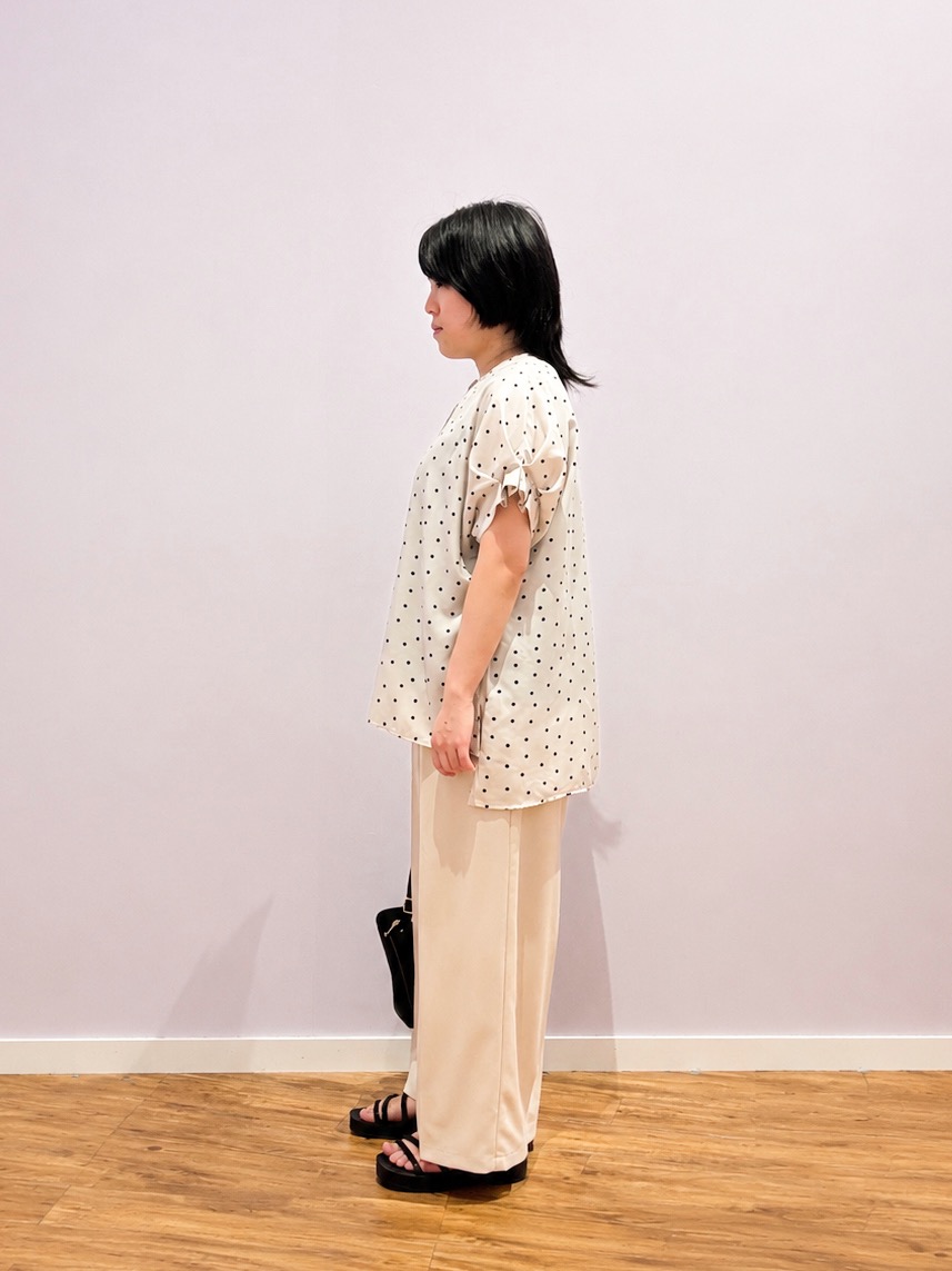あゆさんの「SHOO･LA･RUE｜【洗濯機可／洗濯後しわになりにくい】大人の甘さをプラスする ドット柄袖タックブラウス」を使ったコーディネート