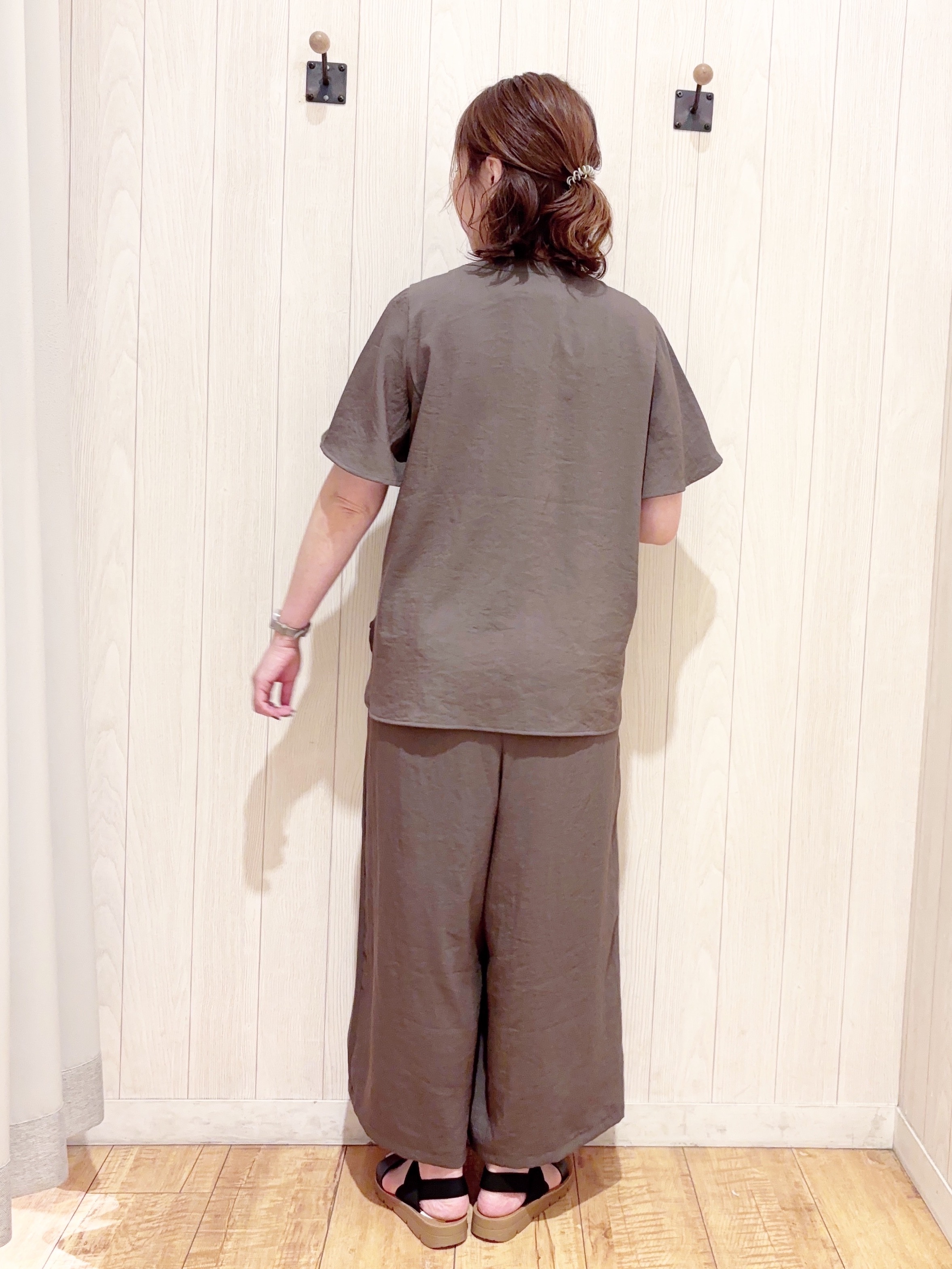 あいこさんの「SHOO･LA･RUE｜【セットアップ可/洗濯機可】サラっと着られる 麻調Ⅴネックタックブラウス」を使ったコーディネート