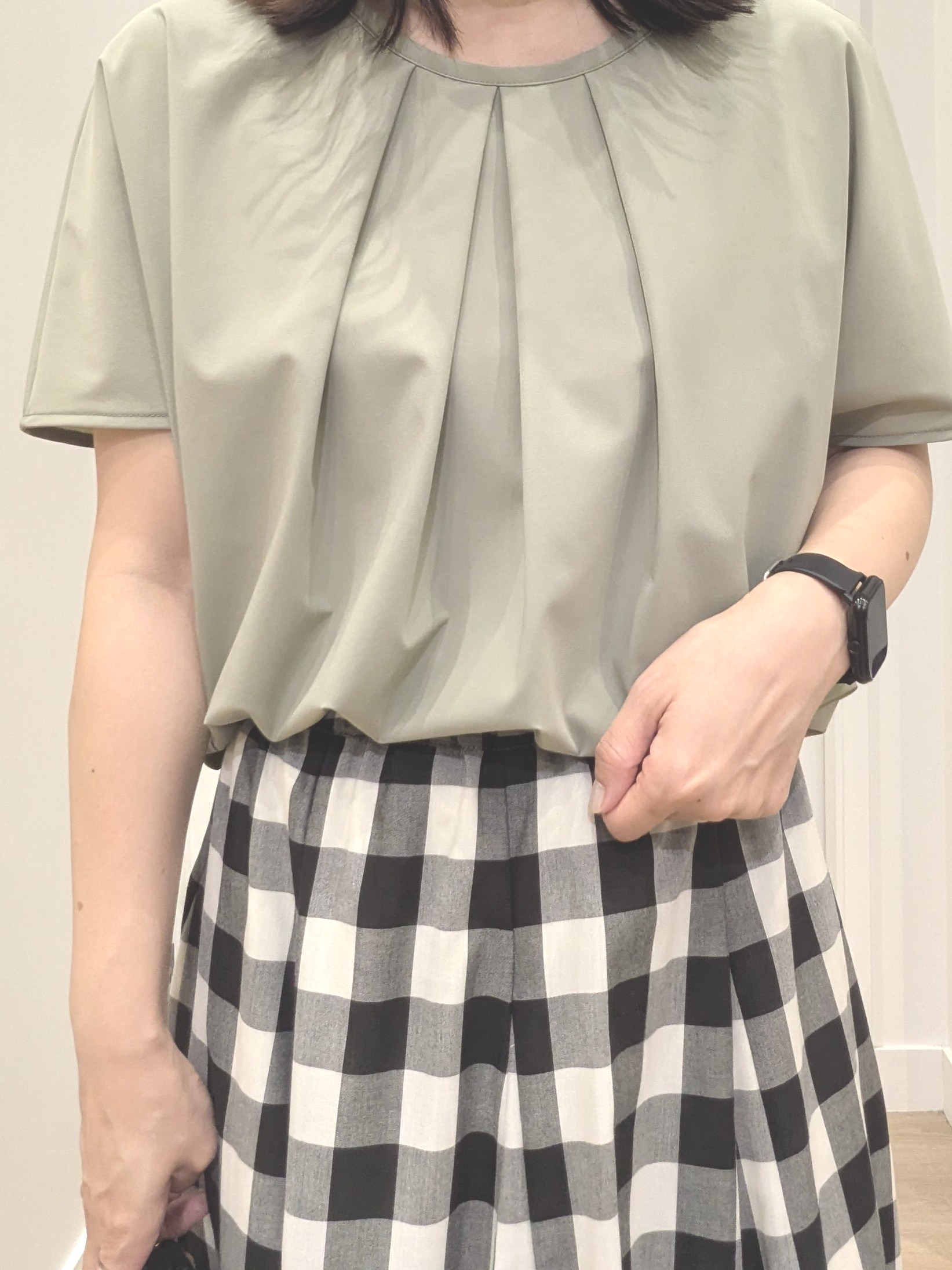 enさんの「Dessin｜【接触冷感/UVカット】ドレープタックブラウス」を使ったコーディネート