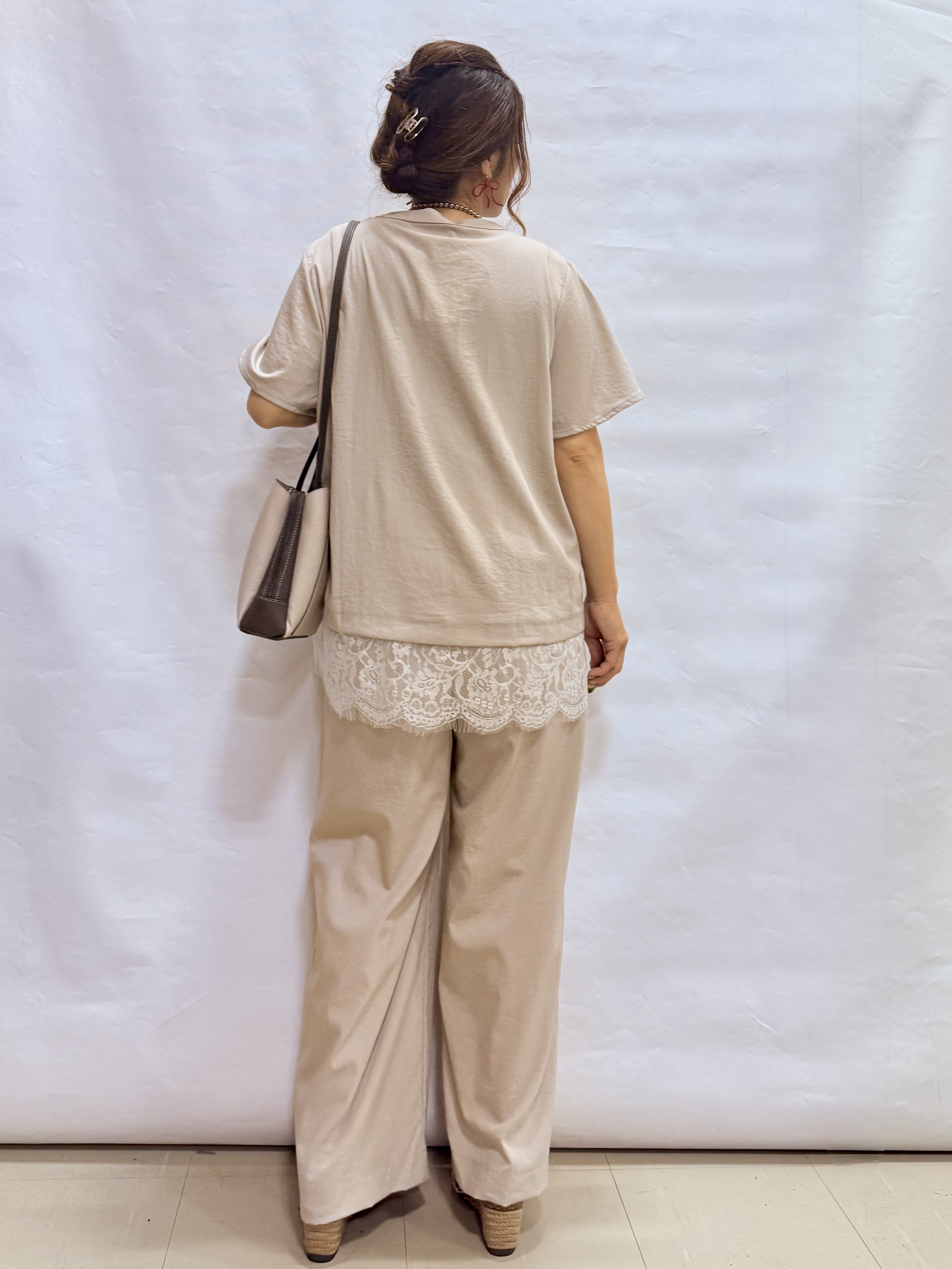 fuuさんの「SHOO･LA･RUE｜【S-LL/洗濯機可】軽凛(かろりん) 楽に着られて上品 裾レーススキッパーブラウス」を使ったコーディネート