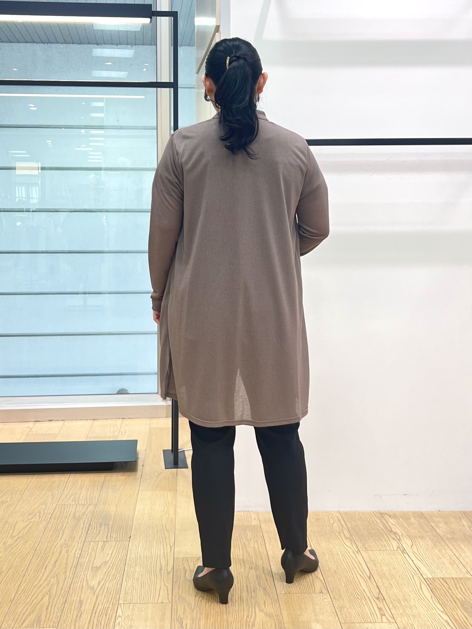 shimaさんの「INDIVI｜【洗える／アンサンブル可能】シアーストライプカーディガン」を使ったコーディネート