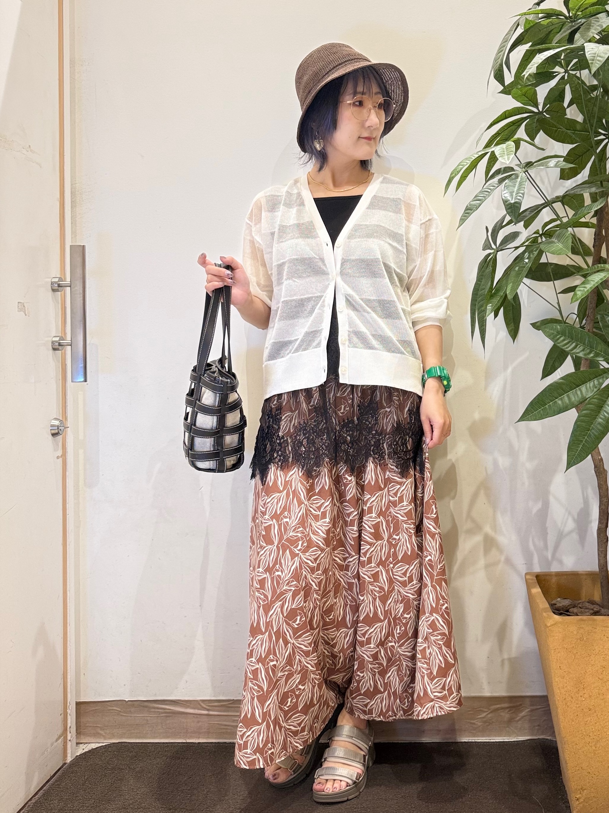 misakiさんの「SHOO･LA･RUE｜【洗濯機可/S-LL】涼し気な透け感 日差し冷房対策に シアーボーダーカーディガン」を使ったコーディネート