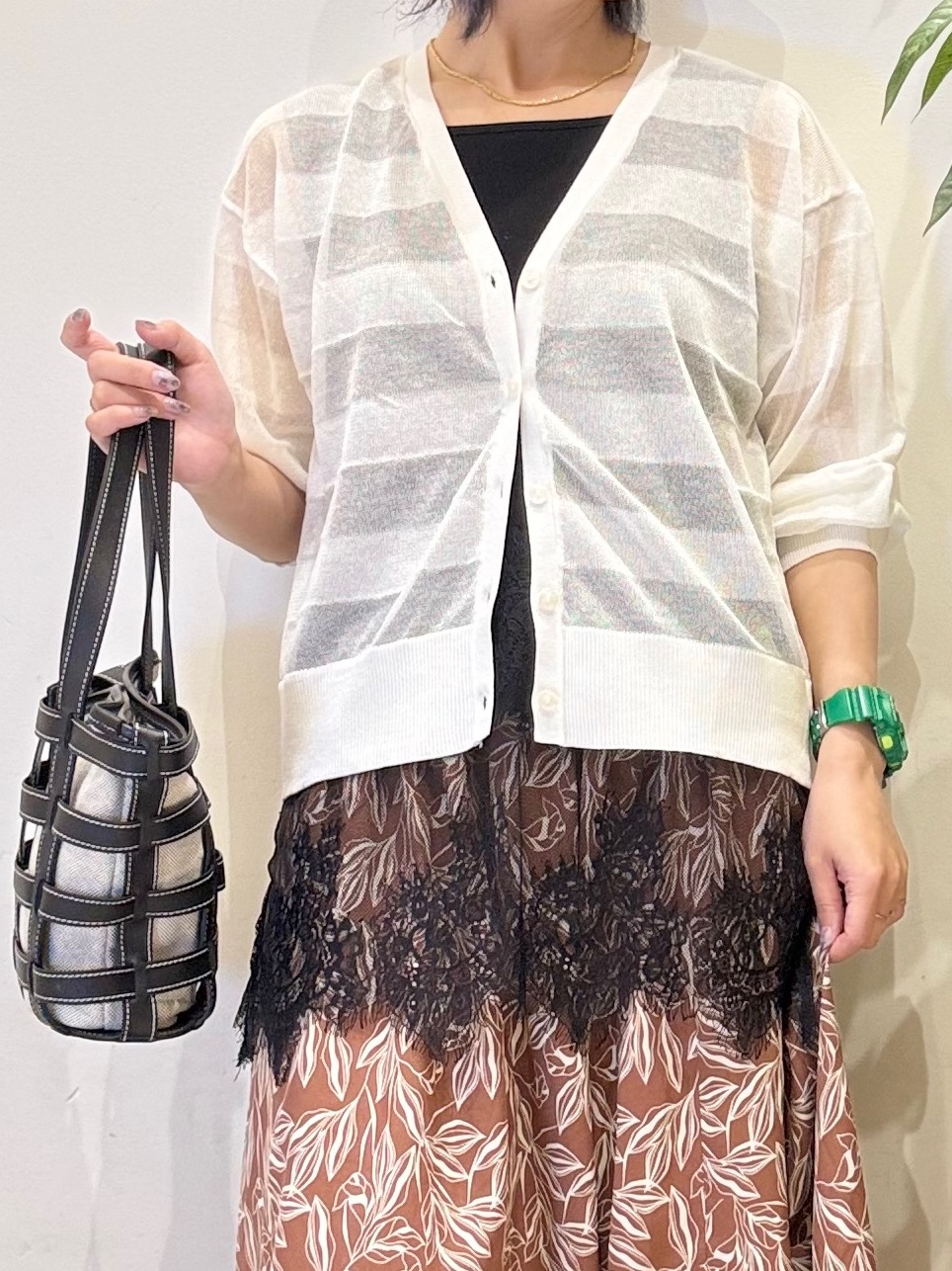 misakiさんの「SHOO･LA･RUE｜【洗濯機可/S-LL】涼し気な透け感 日差し冷房対策に シアーボーダーカーディガン」を使ったコーディネート