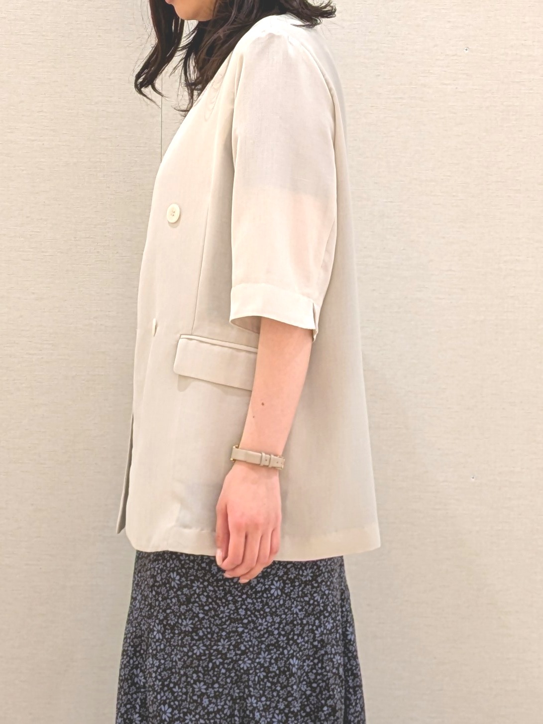 小野紗良さんの「grove｜【洗濯機OK/ひんやり】軽く羽織れるハーフスリーブジャケット」を使ったコーディネート