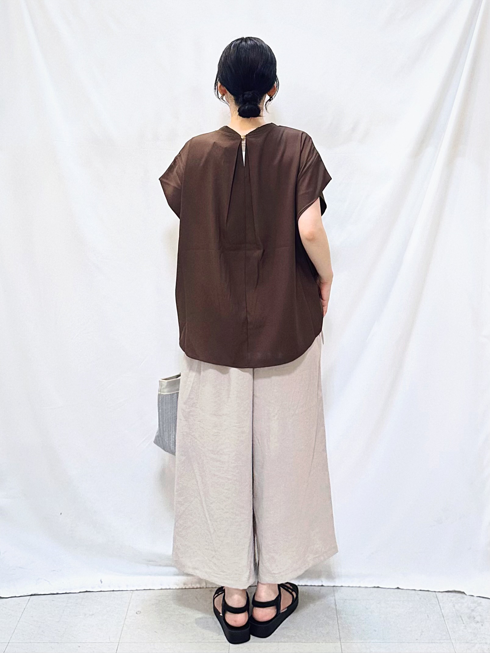 𝐇𝐢𝐫𝐨𝐦𝐢さんの「SHOO･LA･RUE｜【洗濯機可/体型カバー】インしてる風 ふんわり裾バルーントップス」を使ったコーディネート