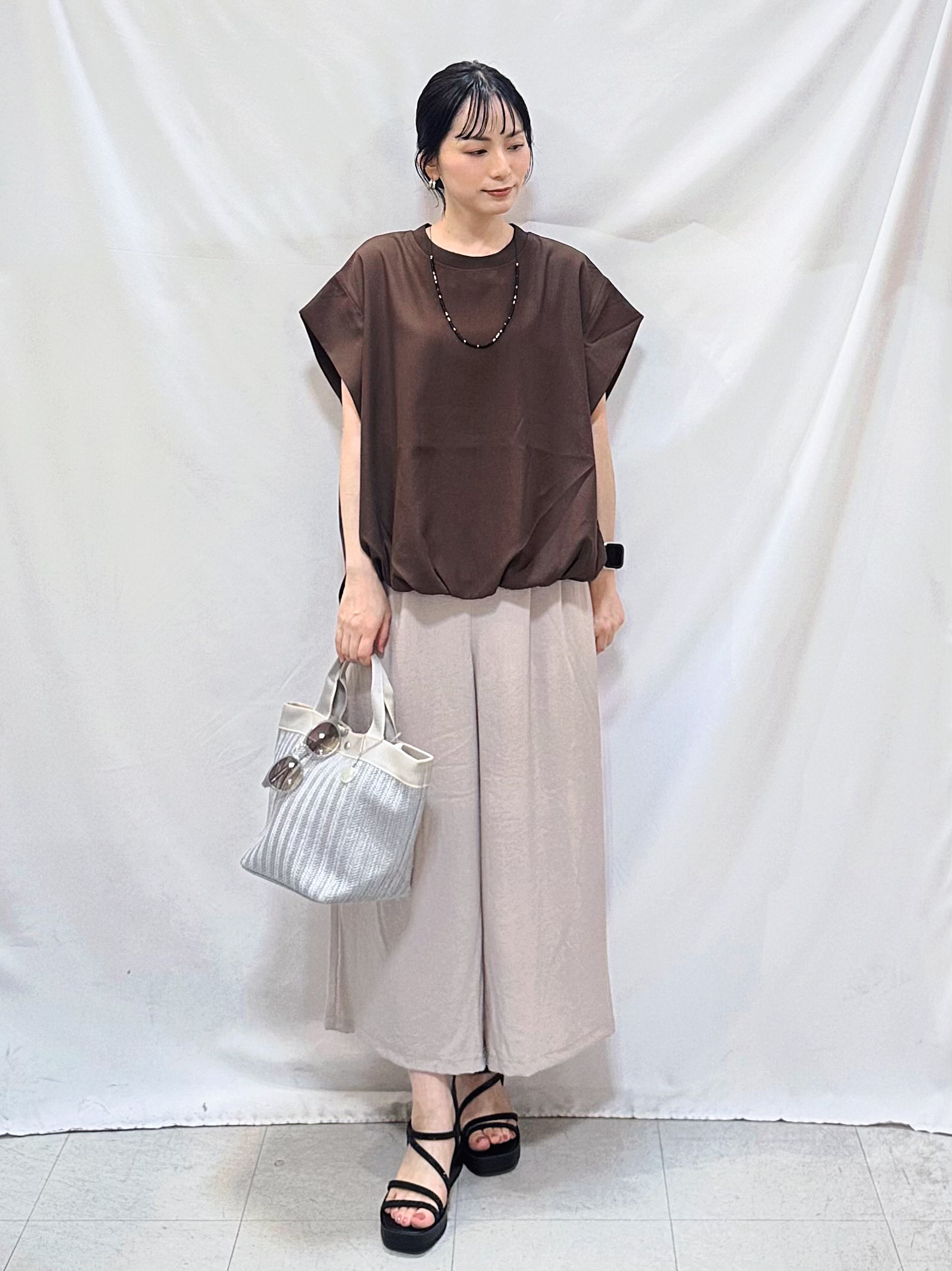 𝐇𝐢𝐫𝐨𝐦𝐢さんの「SHOO･LA･RUE｜【洗濯機可/体型カバー】インしてる風 ふんわり裾バルーントップス」を使ったコーディネート