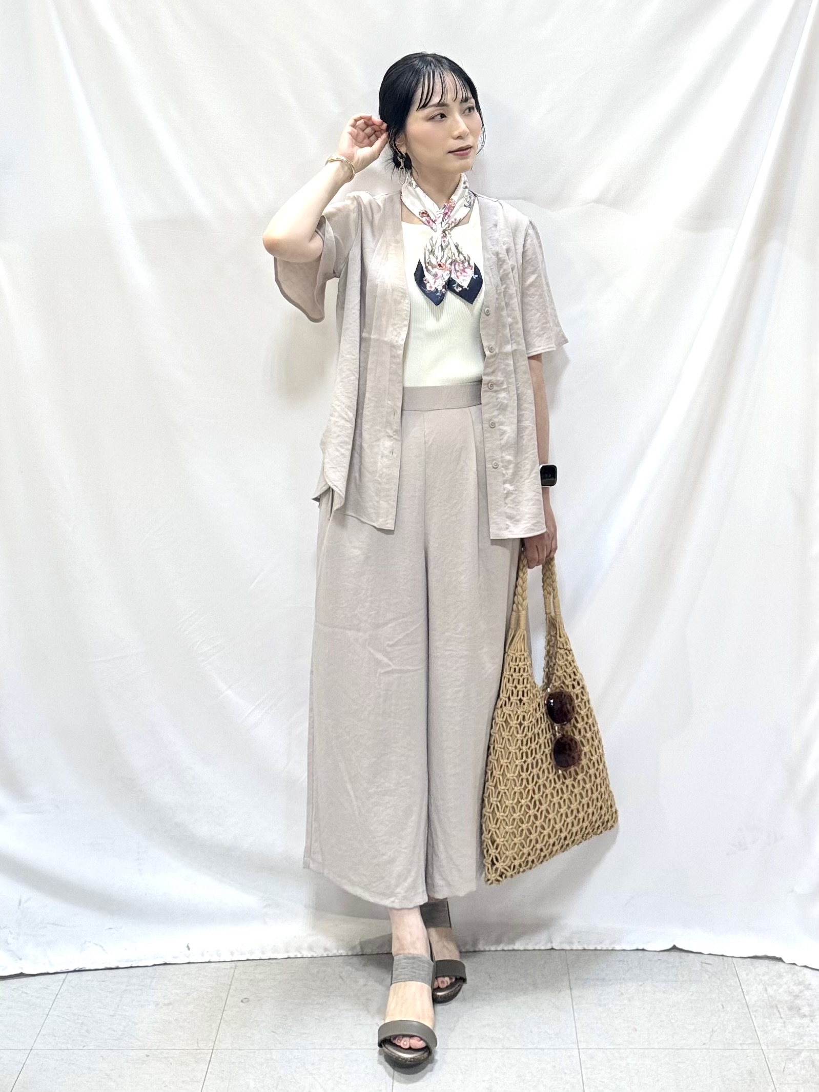 𝐇𝐢𝐫𝐨𝐦𝐢さんの「SHOO･LA･RUE｜【セットアップ可/洗濯機可】サラっと着られる 麻調Ⅴネックタックブラウス」を使ったコーディネート