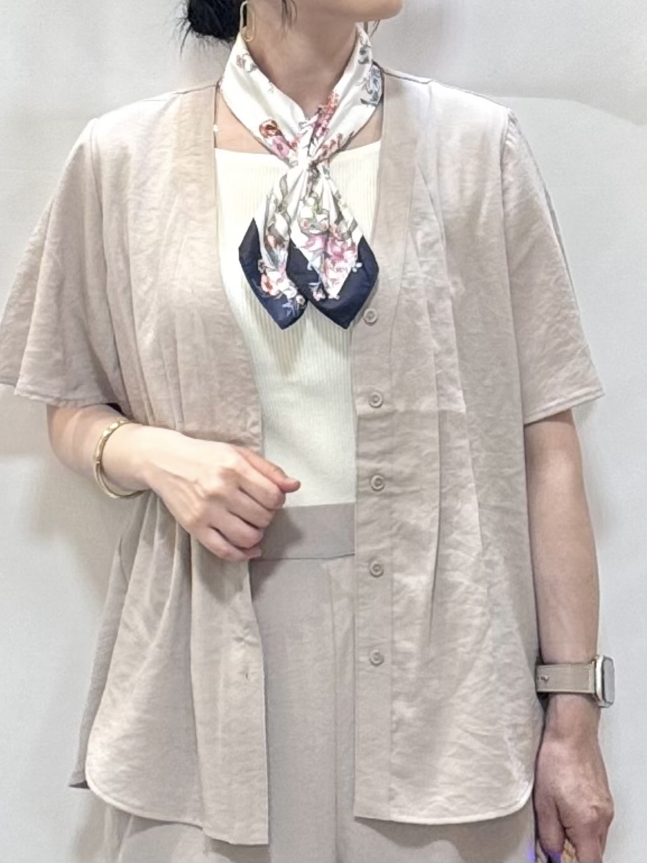 𝐇𝐢𝐫𝐨𝐦𝐢さんの「SHOO･LA･RUE｜【セットアップ可/洗濯機可】サラっと着られる 麻調Ⅴネックタックブラウス」を使ったコーディネート