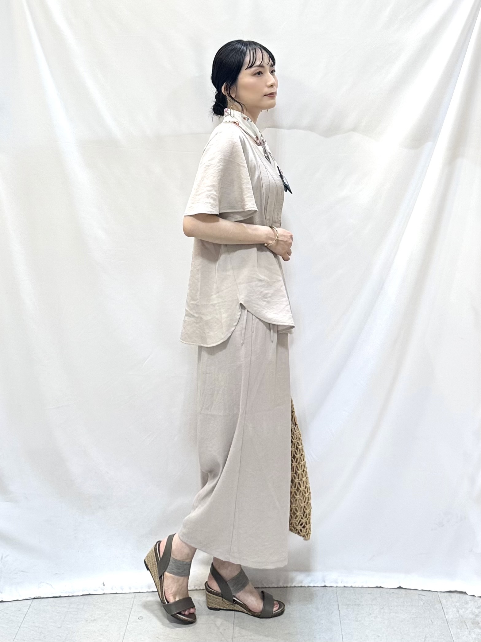 𝐇𝐢𝐫𝐨𝐦𝐢さんの「SHOO･LA･RUE｜【セットアップ可/洗濯機可】サラっと着られる 麻調Ⅴネックタックブラウス」を使ったコーディネート