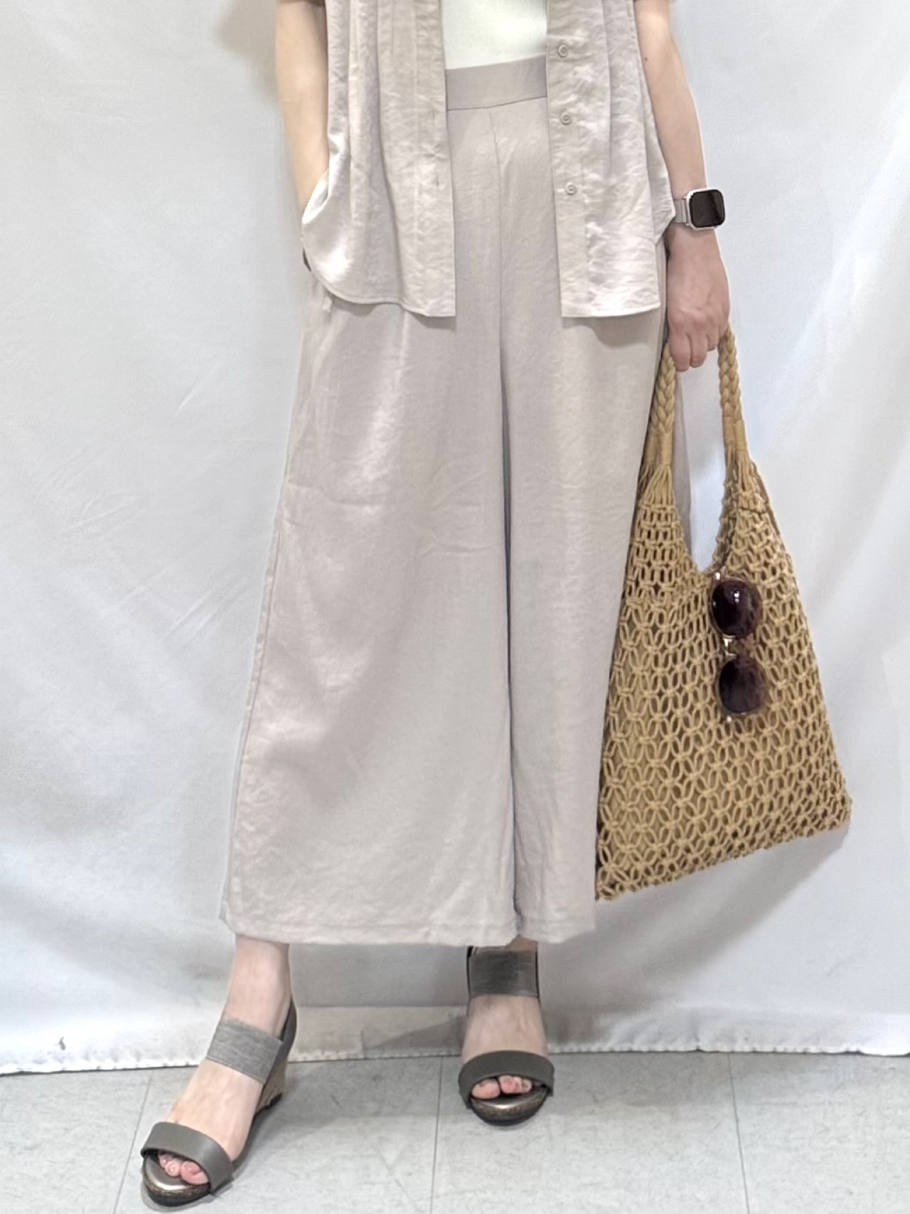 𝐇𝐢𝐫𝐨𝐦𝐢さんの「SHOO･LA･RUE｜【セットアップ可/洗濯機可】サラっと着られる 麻調Ⅴネックタックブラウス」を使ったコーディネート