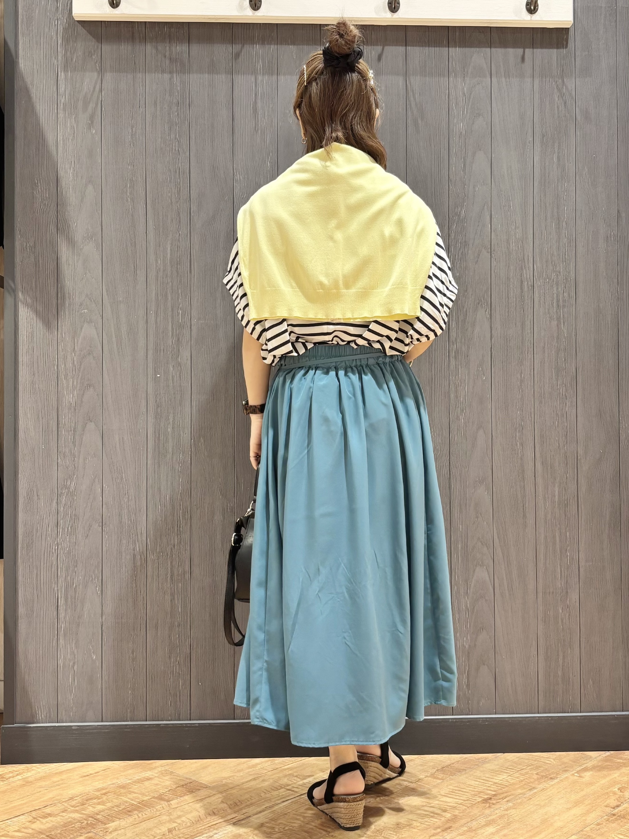 meiさんの「SHOO･LA･RUE｜【洗濯機可/S-LL/アンサンブル可】パールボタンが上品　華やぎ配色カーディガン」を使ったコーディネート