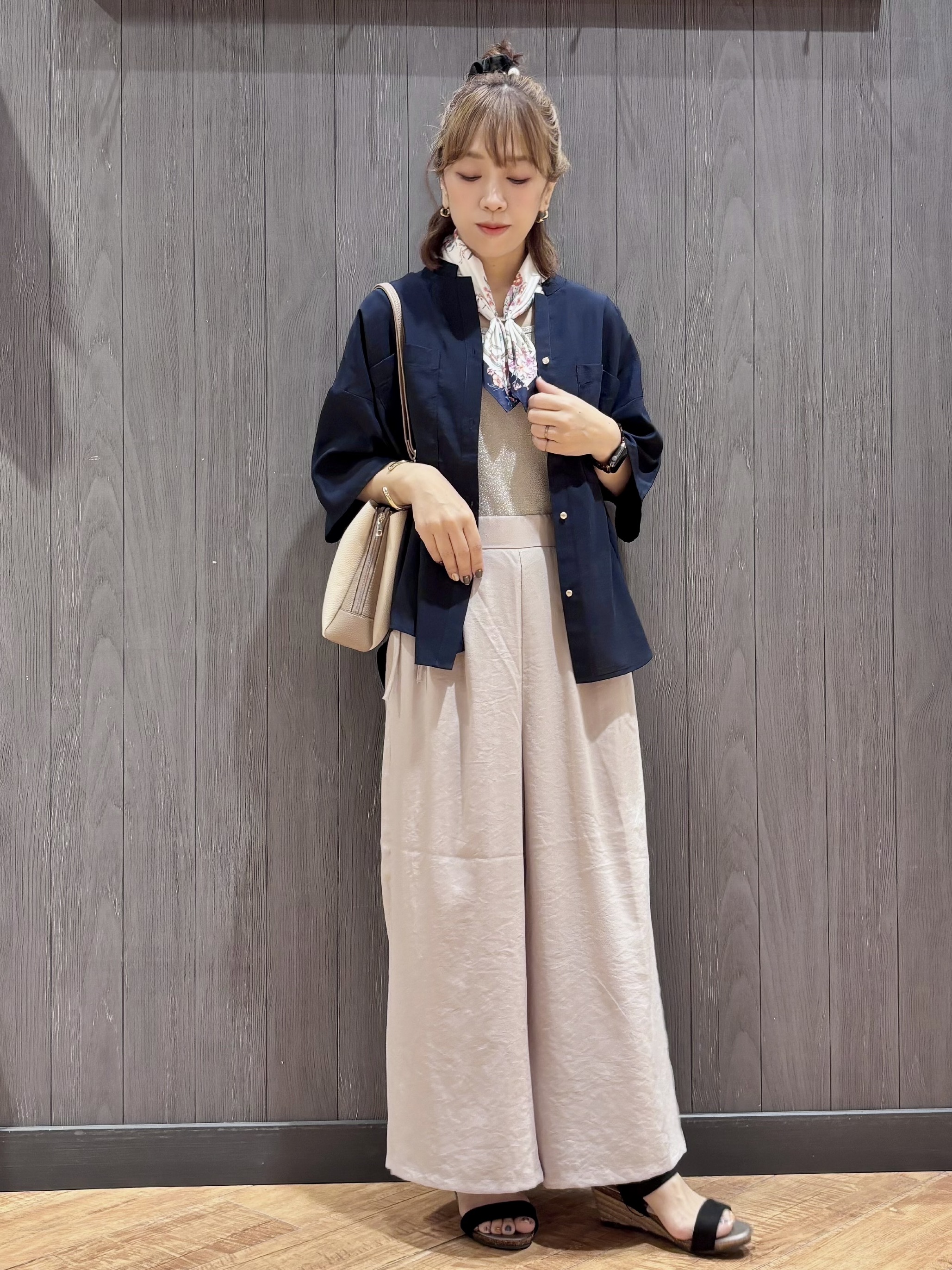 meiさんの「SHOO･LA･RUE｜【洗濯機可/S-LL】大人の抜け感 ゆるっと5分袖シャツ」を使ったコーディネート