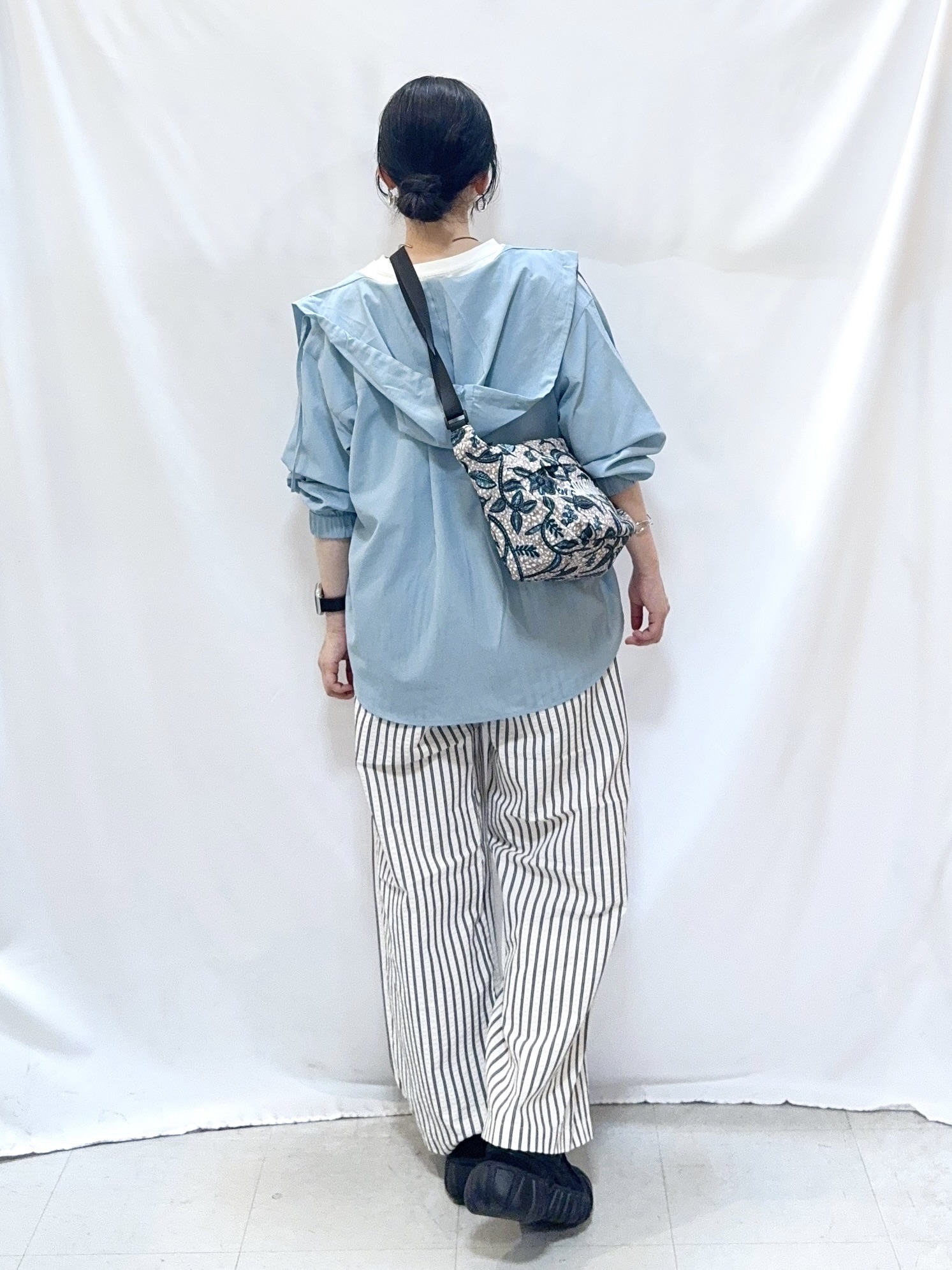 𝐇𝐢𝐫𝐨𝐦𝐢さんの「SHOO･LA･RUE｜【通気性〇/洗濯機可/S-LL】UVカット機能付き ライトな着心地シャツパーカ」を使ったコーディネート