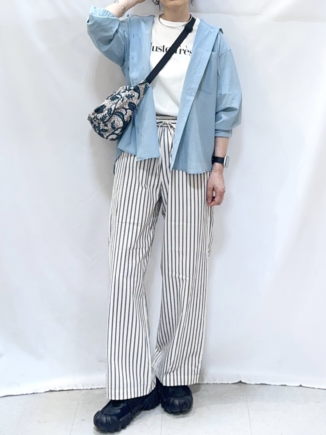 𝐇𝐢𝐫𝐨𝐦𝐢さんの「SHOO･LA･RUE｜【通気性〇/洗濯機可/S-LL】UVカット機能付き ライトな着心地シャツパーカ」を使ったコーディネート