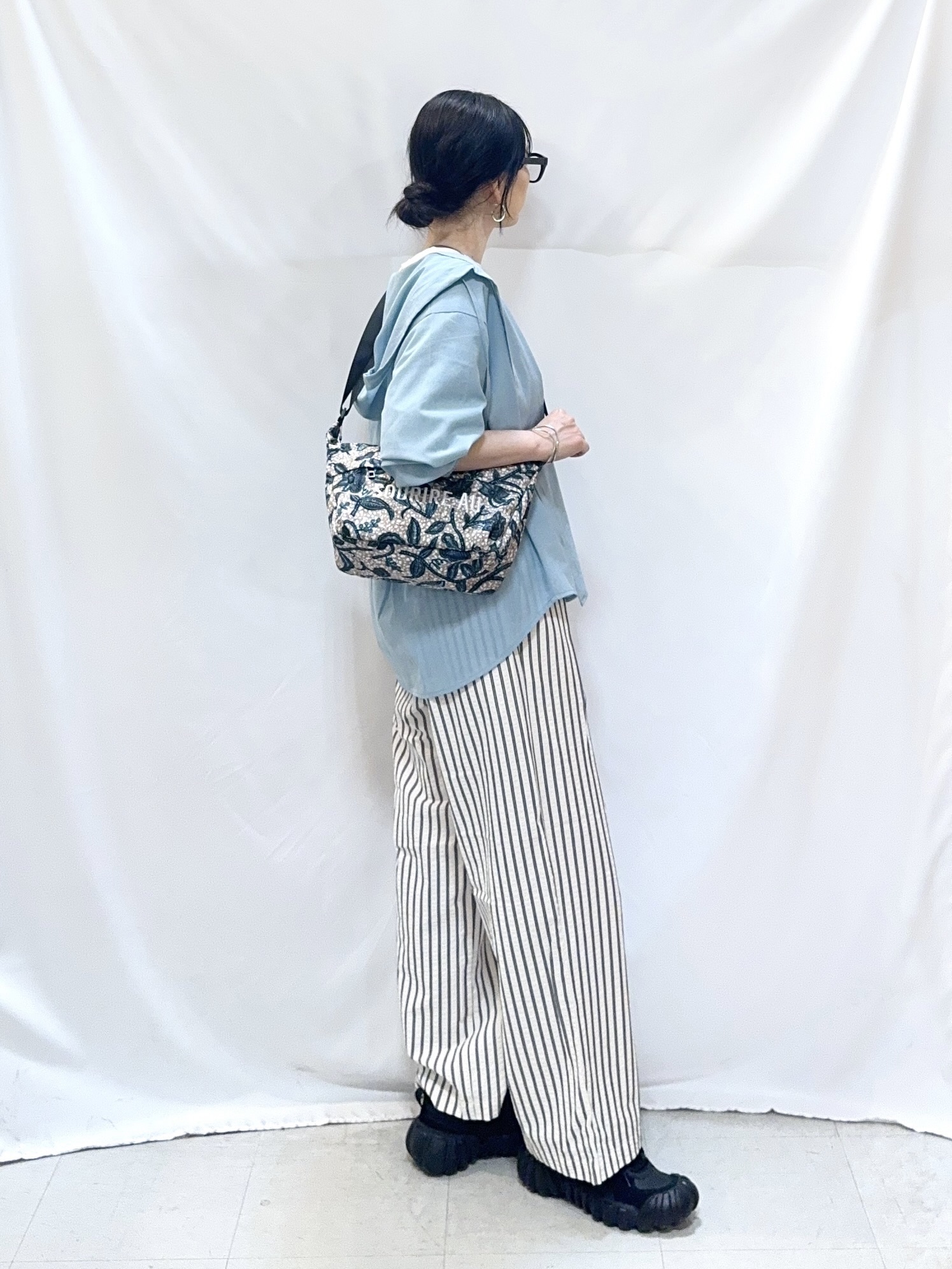 𝐇𝐢𝐫𝐨𝐦𝐢さんの「SHOO･LA･RUE｜【通気性〇/洗濯機可/S-LL】UVカット機能付き ライトな着心地シャツパーカ」を使ったコーディネート