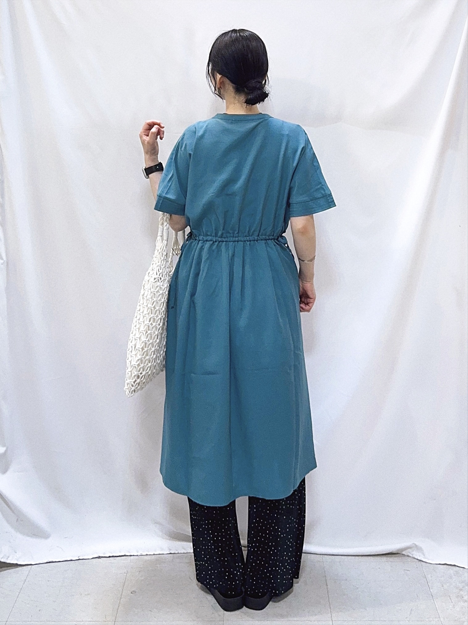 𝐇𝐢𝐫𝐨𝐦𝐢さんの「SHOO･LA･RUE｜【洗濯機可/体型カバー】ウエストシャーリングで女性らしく 麻調スキッパーサイドリボンワンピース」を使ったコーディネート